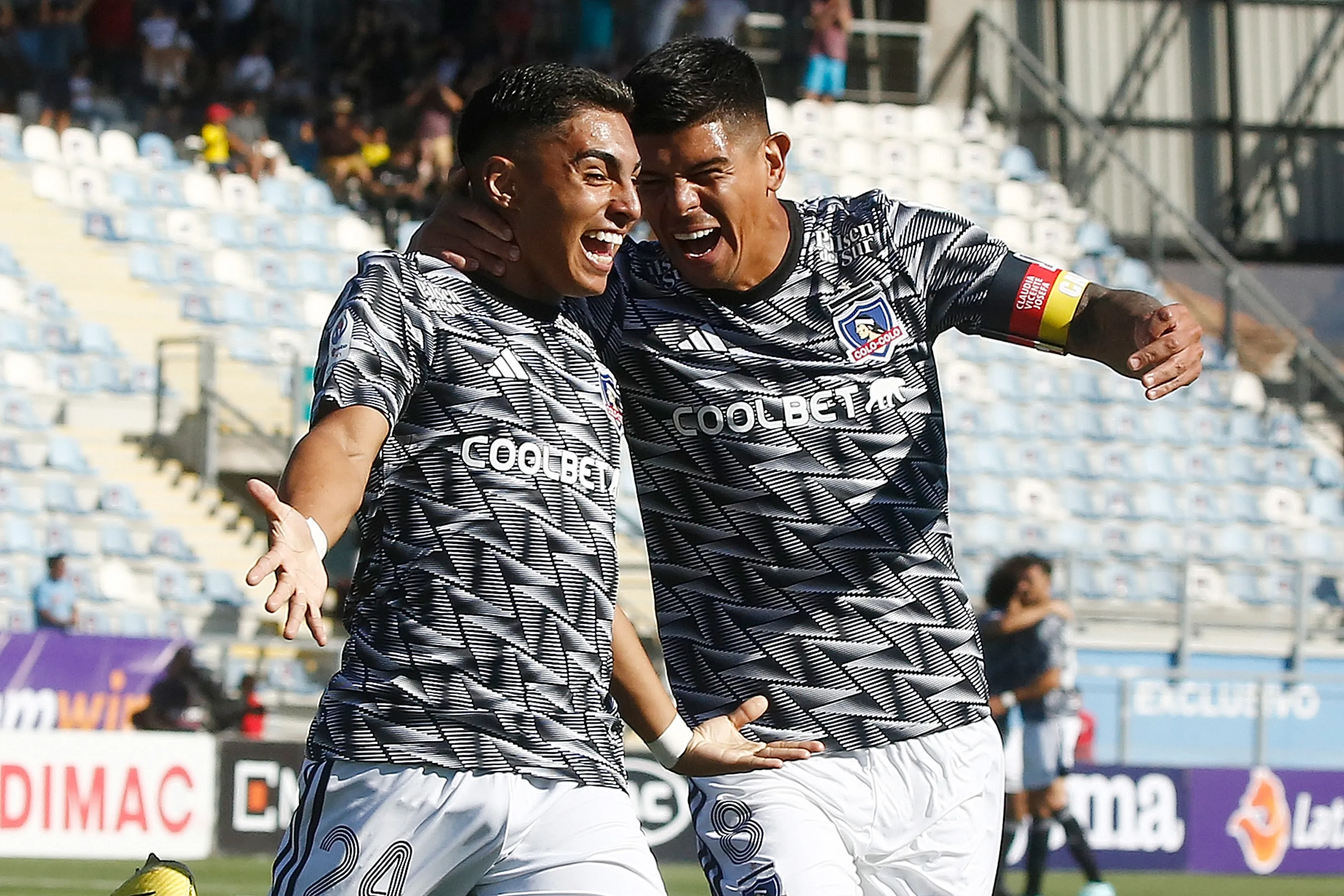 Jordhy Thompson celebra un gol junto a Esteban Pavez, hoy en Alianza Lima de Perú. (Jonnathan Oyarzun/Photosport).