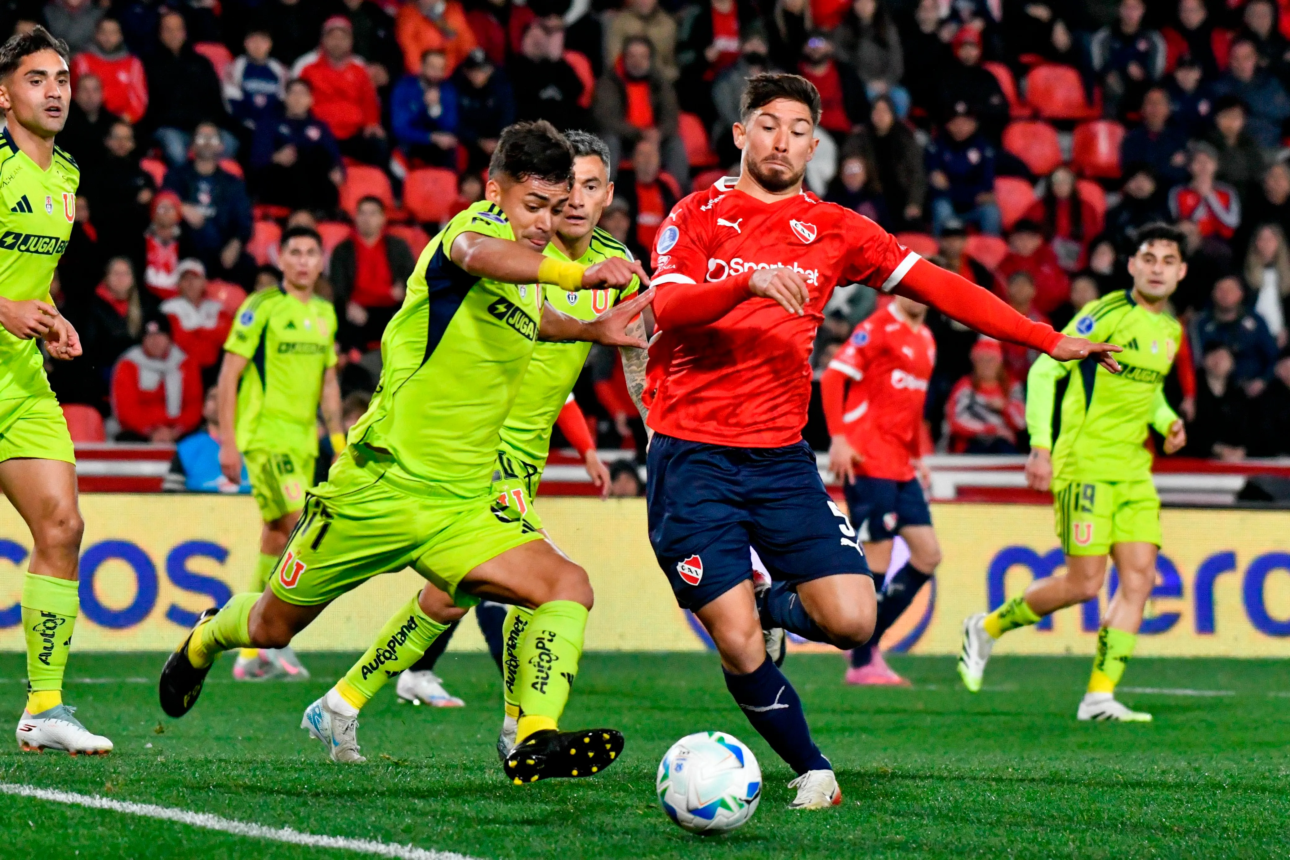 Felipe Loyola ante Universidad de Chile en la llave que ganaron los azules por una decisión administrativa ante un partido cancelado. (Fotobaires/Photosport).