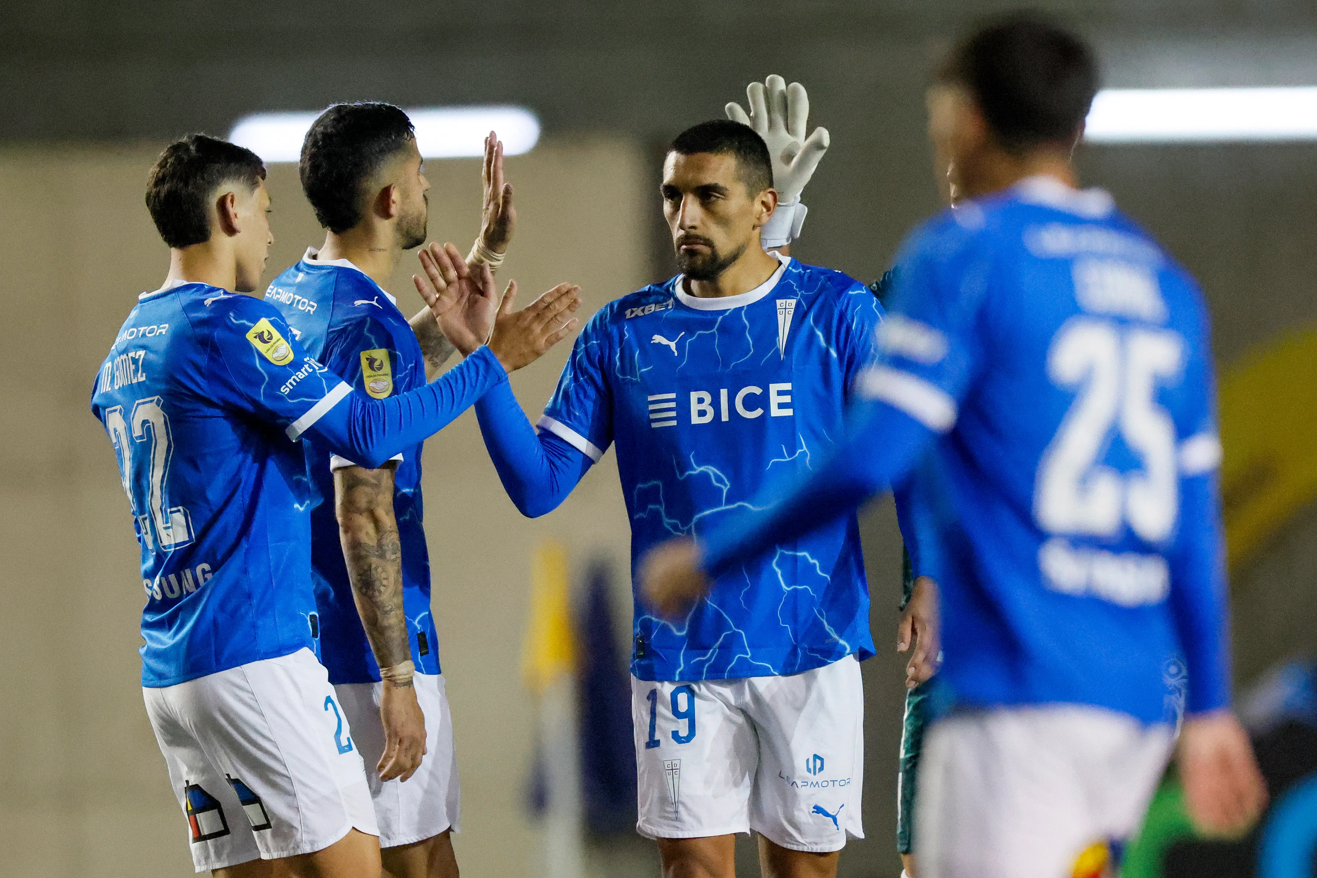 Universidad Católica se enfrenta a Barcelona/Photosport