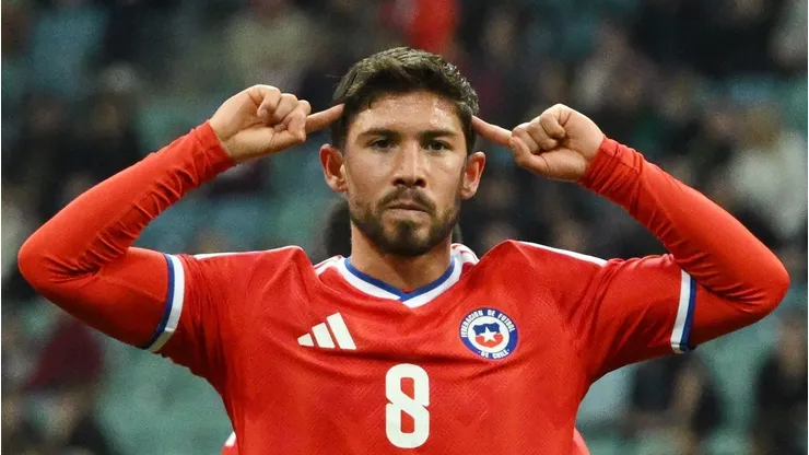 Felipe Loyola celebra un gol que convirtió en la Roja.