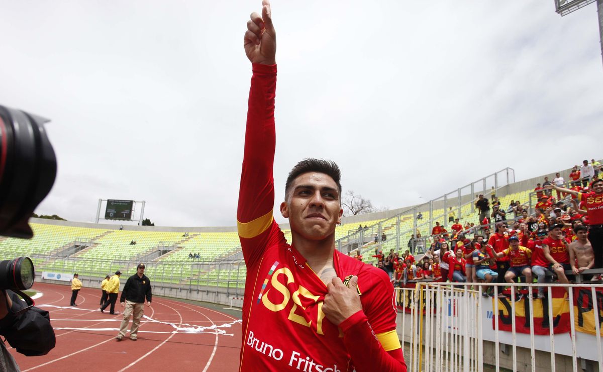 Unión Española se mueve en la Primera B: asegura a César Pinares y a un defensor de U de Chile