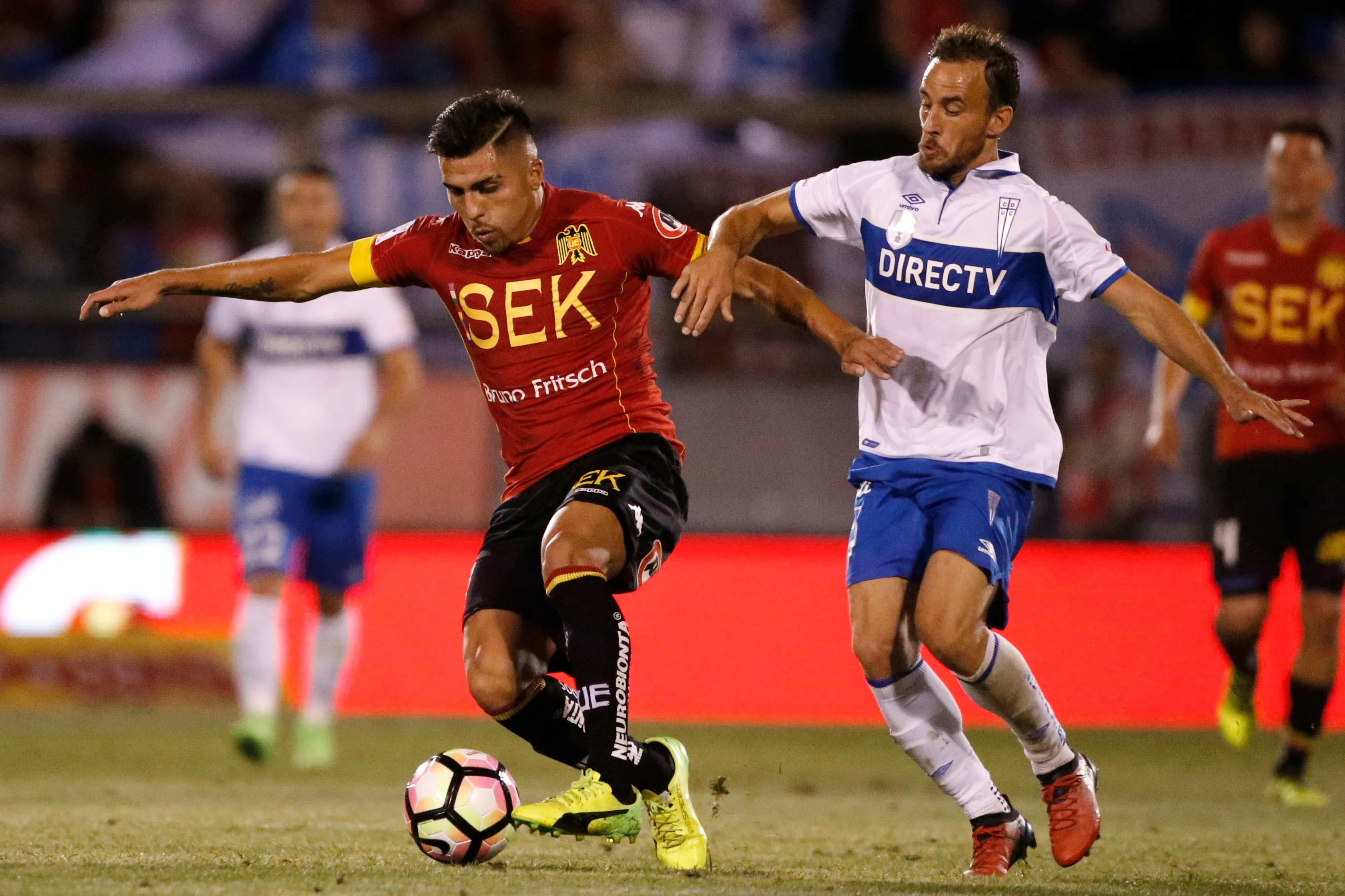 César Pinares aguanta la marca de José Pedro Fuenzalida, con quien después coincidió en la UC. (Andres Pina/Photosport).