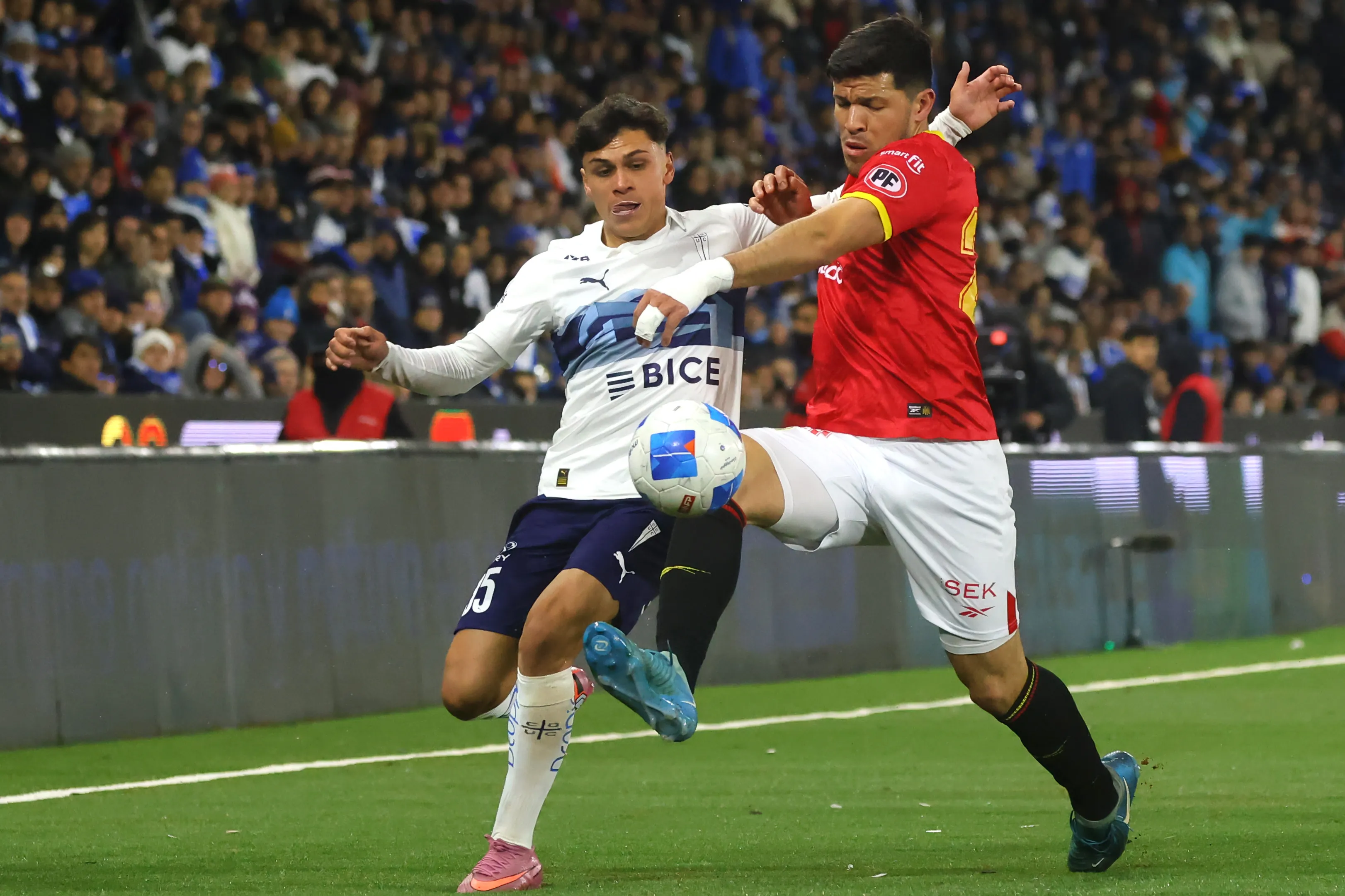 Bianneider Tamayo marca a Diego Corral en el Claro Arena. (Jonnathan Oyarzun/Photosport).