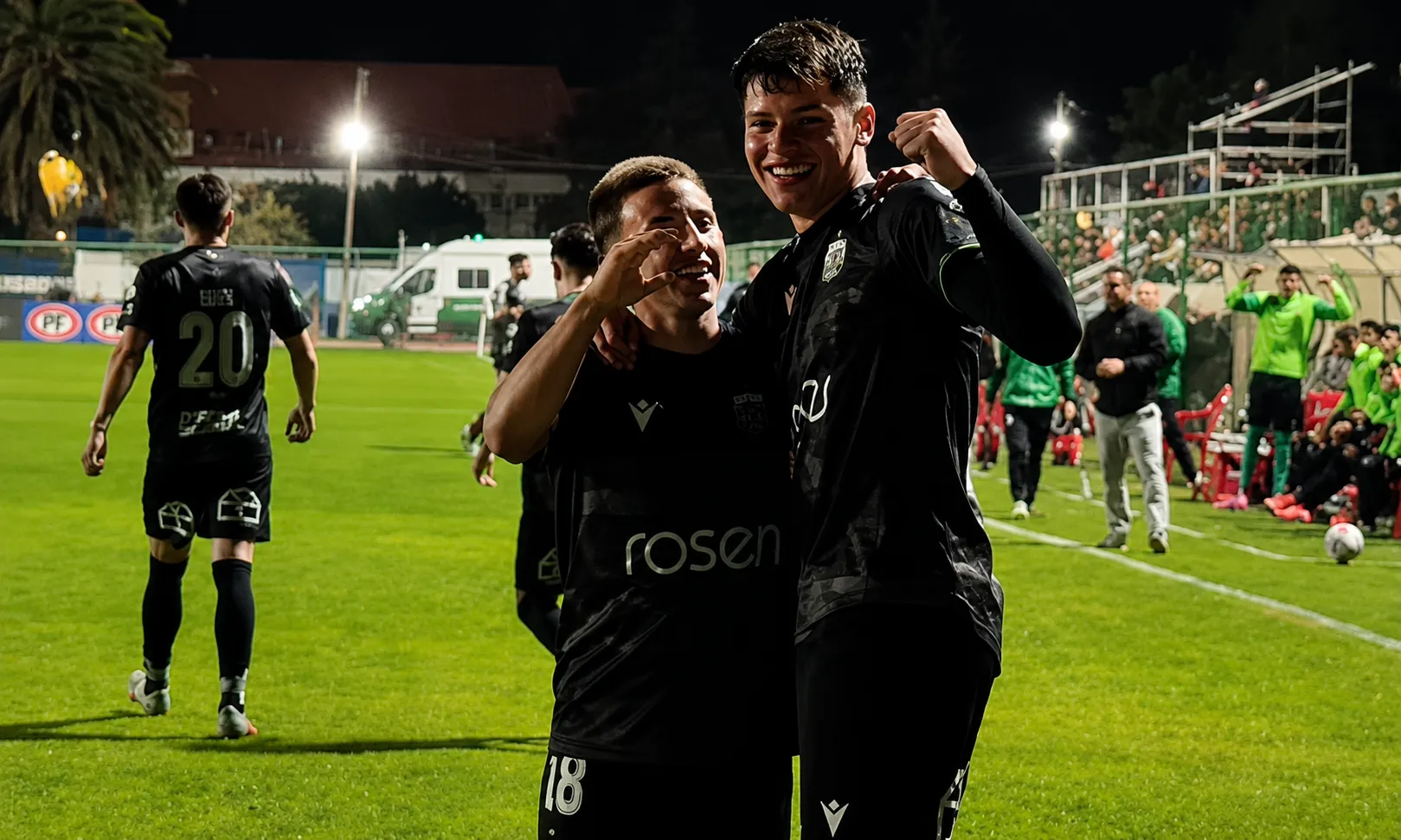 Así celebró Cristian Rocha su gol junto a Diego Buonanotte. (Captura Deportes Temuco y retoque ChatGPT).