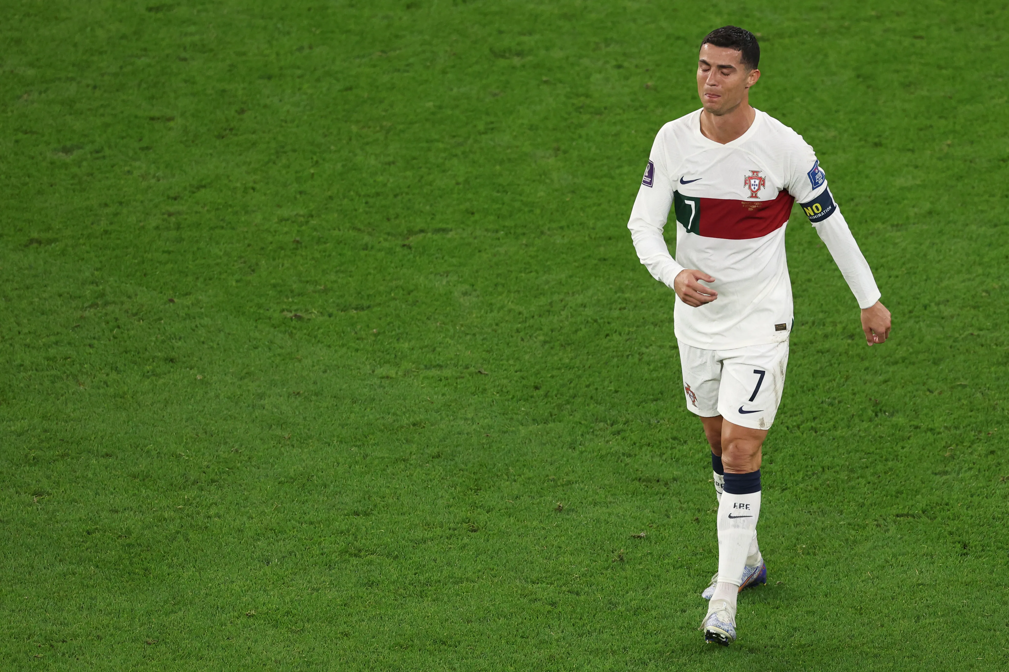 Cristiano Ronaldo salió así tras la derrota de Portugal ante Marruecos en los cuartos de final de Qatar 2022. (Alexander Hassenstein/Getty Images).