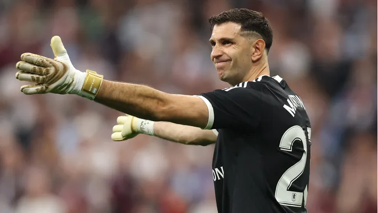 El Dibu Martínez tuvo un inconveniente muy doloroso a poco del inicio de la final en la Europa League.