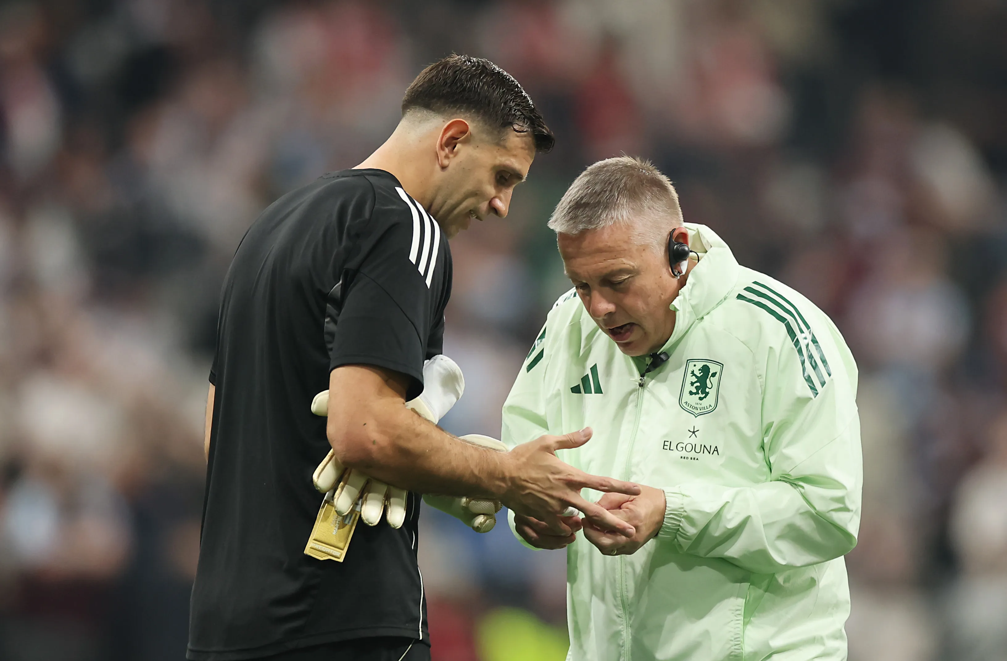 El Dibu Martínez tuvo varios líos con su mano derecha. (Alex Grimm/Getty Images).