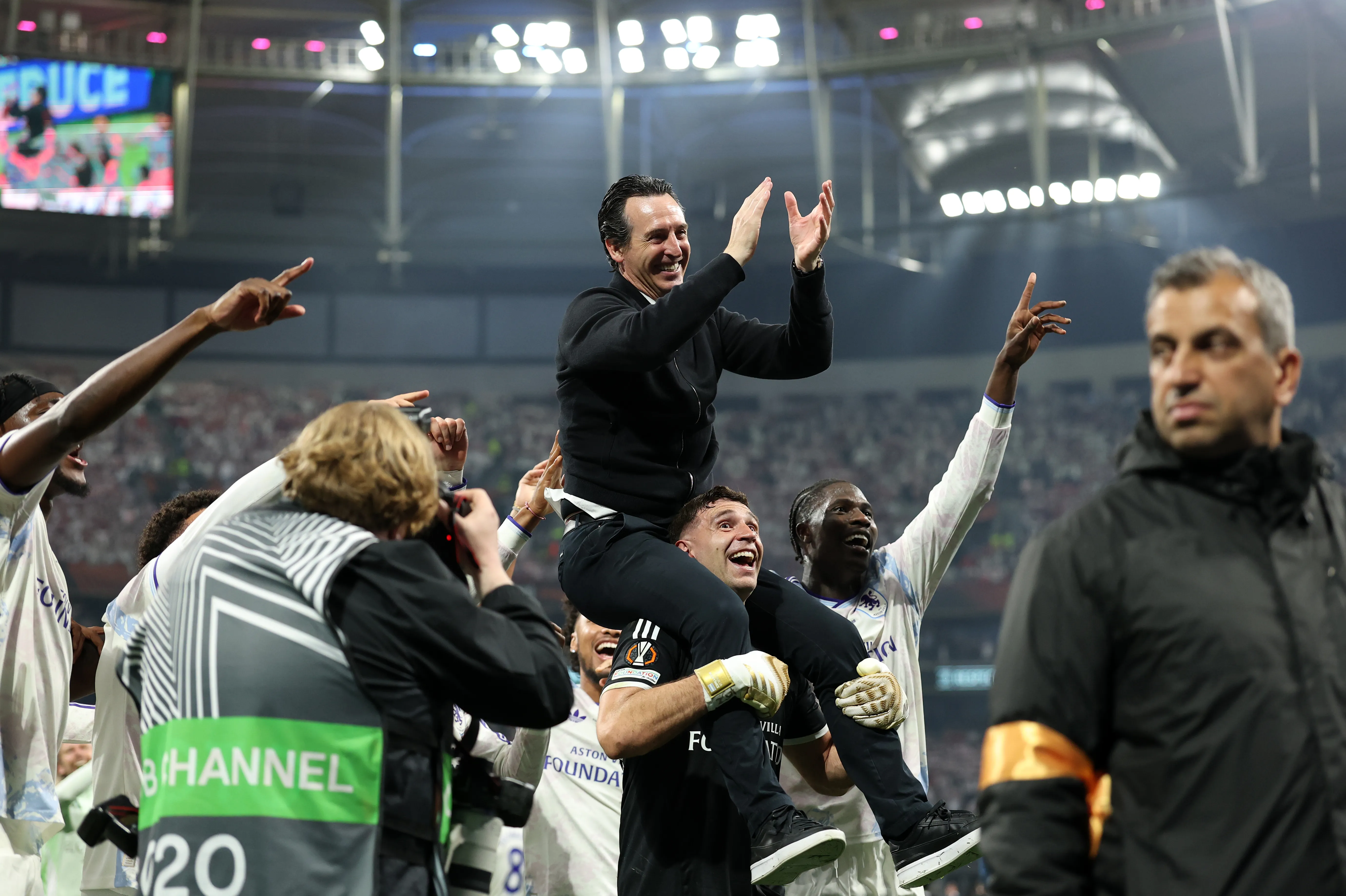 El Dibu Martínez cargó en su espalda al DT de Aston Villa, el español Unai Emery. (Dan Mullan/Getty Images).