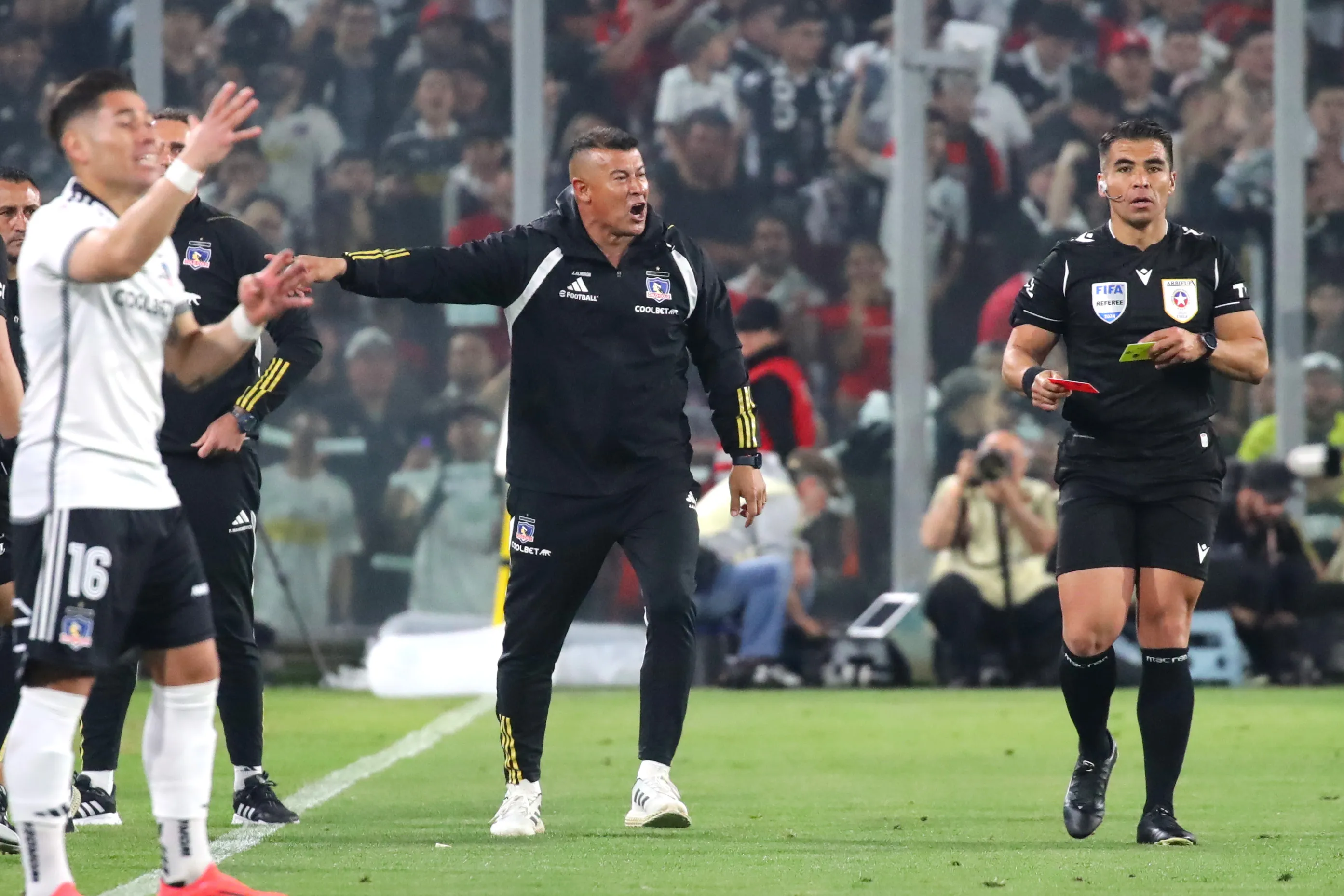 También en un clásico entre Colo Colo y Universidad Católica, José Cabero tuvo toda una polémica con Jorge Almirón. Foto: Photosport.