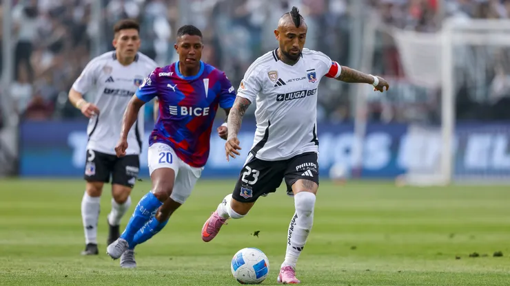 Universidad Católica recibe a Colo Colo en el Claro Arena.