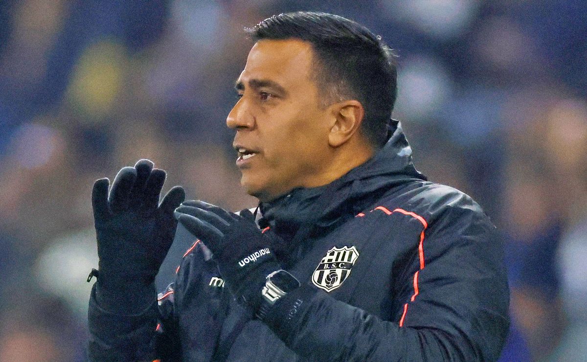 La molestia del DT de Barcelona con el arbitraje ante Católica: “Por qué permite cobrar con dos jugadores en el suelo”