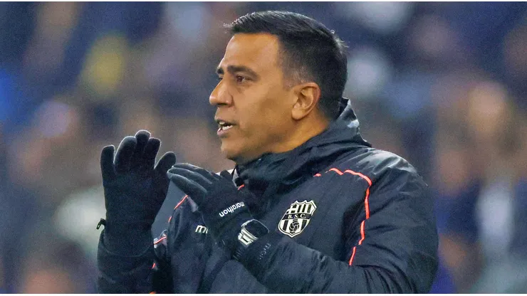 Farias tuvo una dura noche en su visita al Claro Arena.
