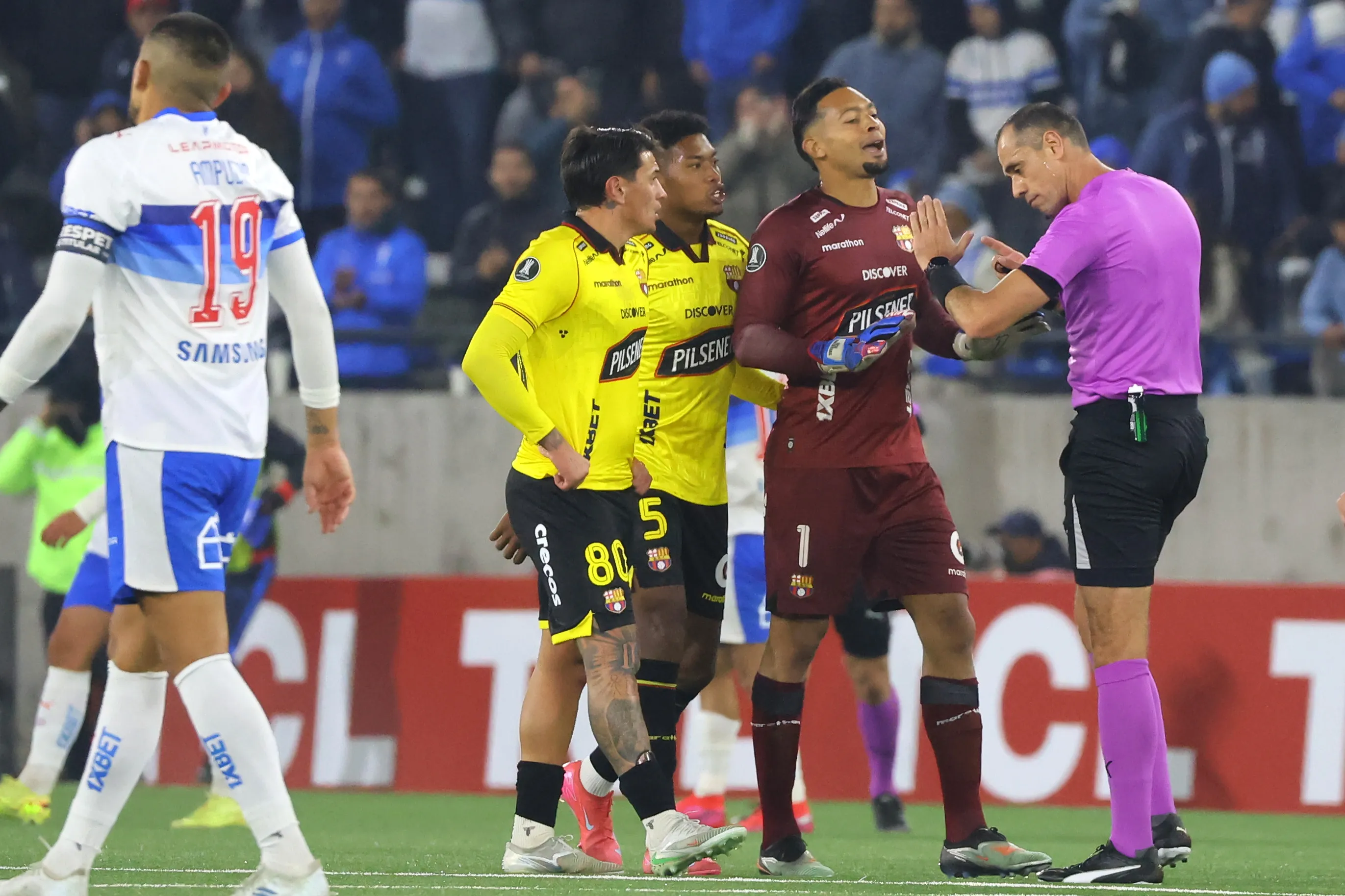 En Barcelona apuntaron contra el arbitraje tras perder ante Universidad Católica. | Foto: Photosport.