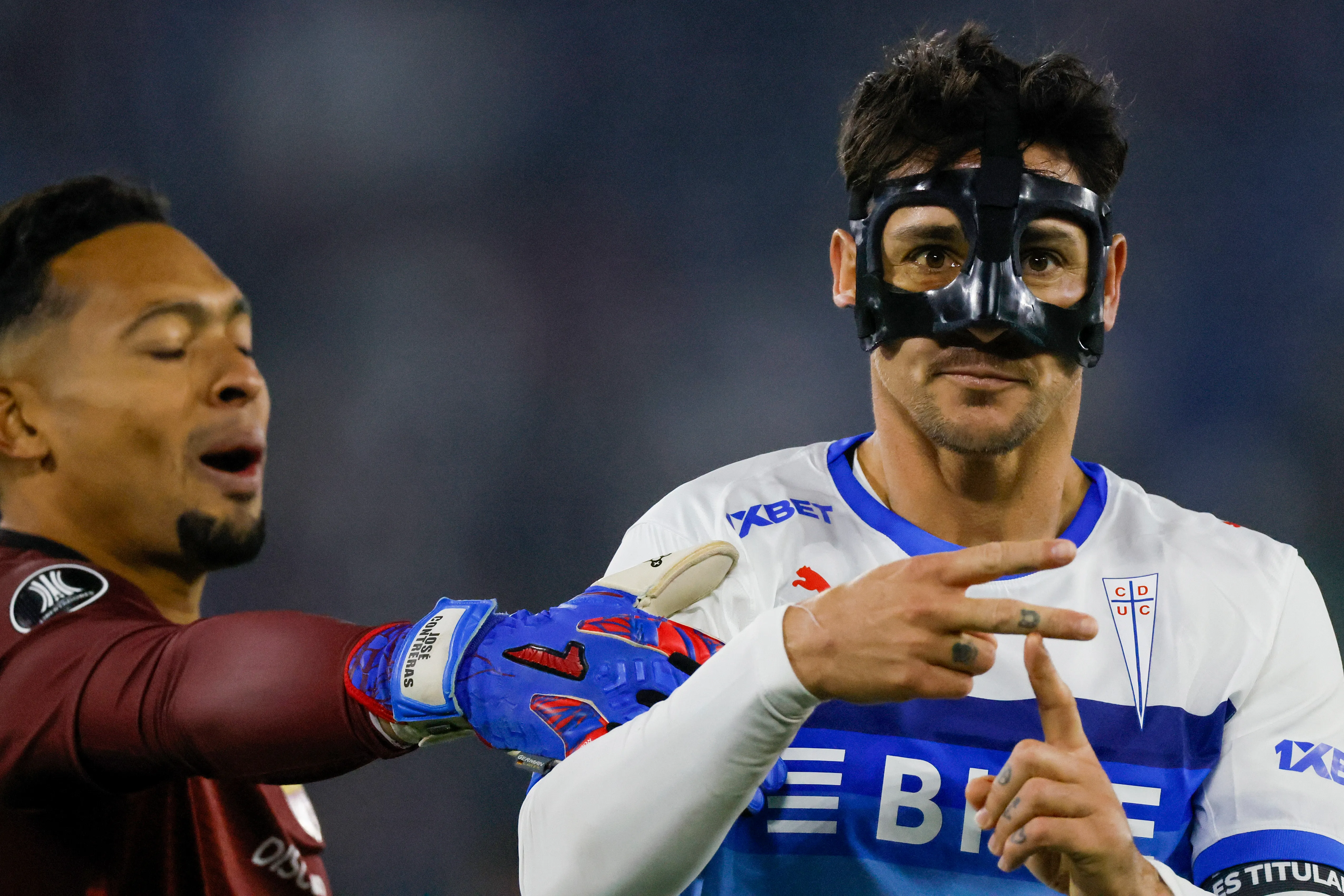 José Contreras le mostró su molestia al Toro, que ni se inmutó. (Andres Pina/Photosport).