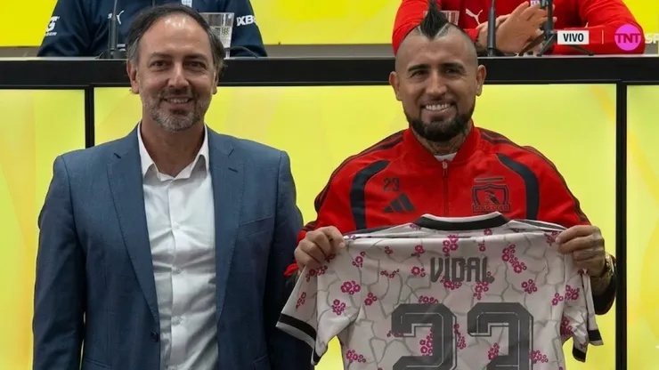 El regalo que la ANFP le dio a Arturo Vidal: una camiseta con su nombre y el número 23