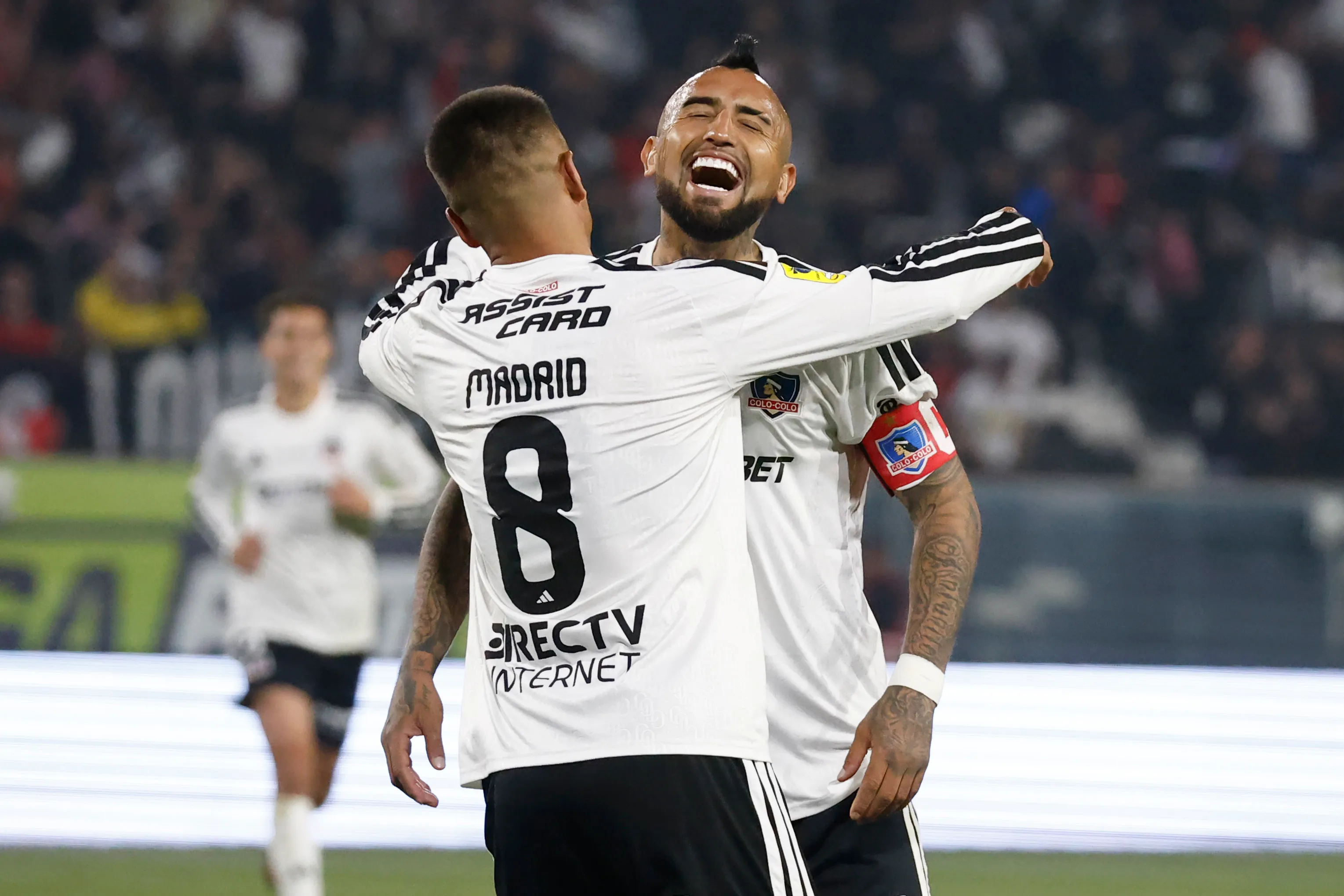 Álvaro Madrid abraza al Rey tras el golazo que le anotó a Ñublense. (Dragomir Yankovic/Photosport).