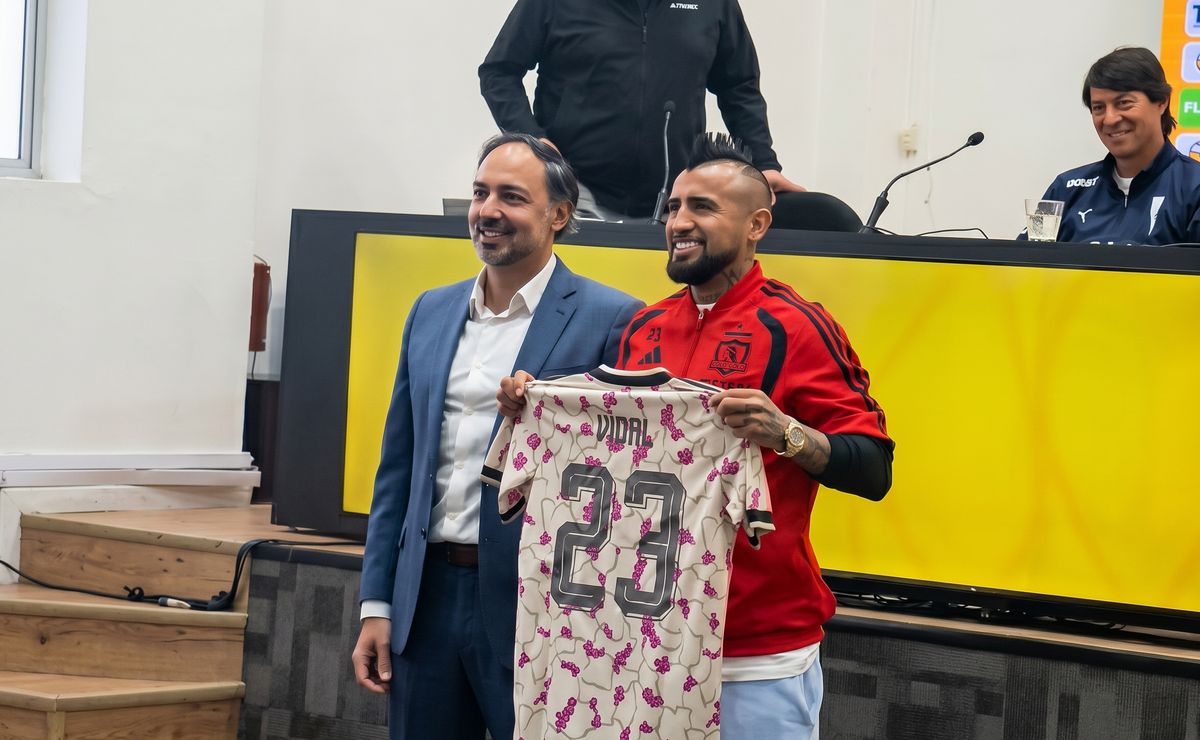 ANFP le regala la camiseta de la selección chilena con el 23 a Vidal: sólo cuatro veces usó ese número