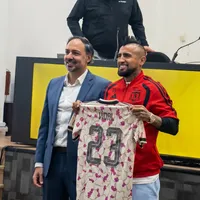Le regalan camiseta de Chile con el 23 a Vidal: cuatro veces usó ese número
