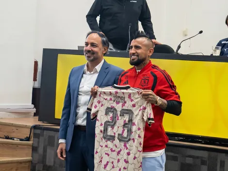 Le regalan camiseta de Chile con el 23 a Vidal: cuatro veces usó ese número