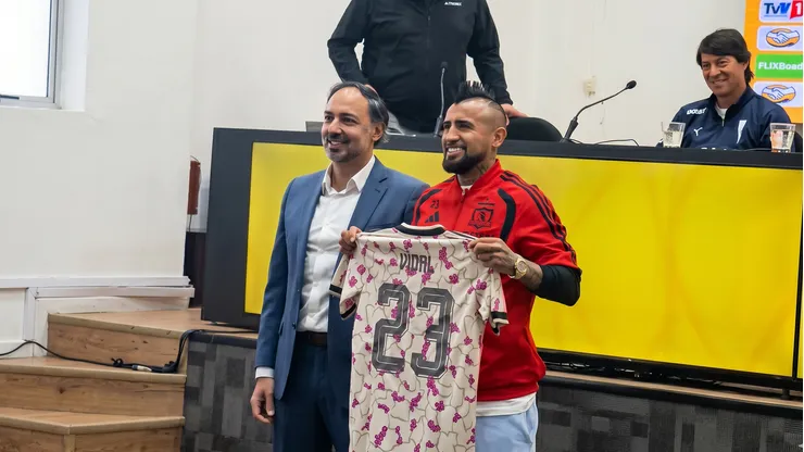 Vidal recibió la camiseta número 23 de la selección chilena