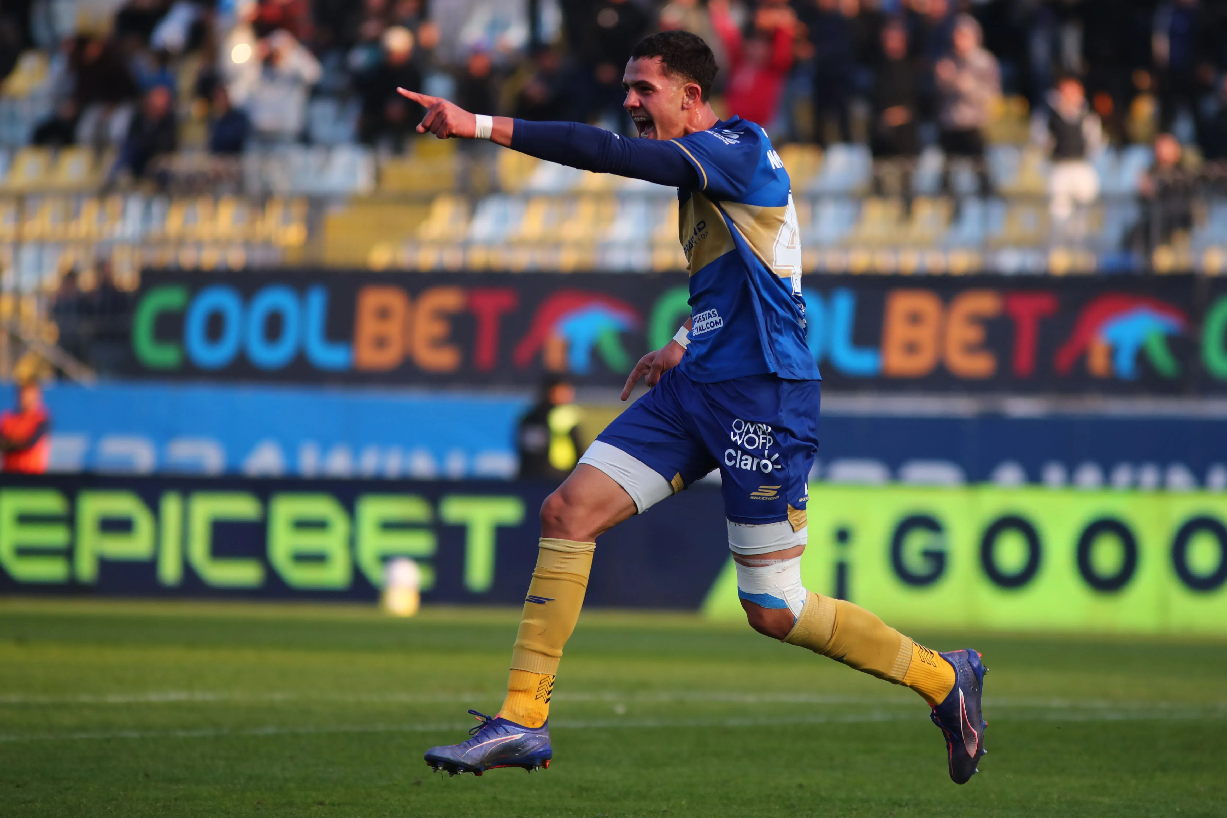 Nicolás Montiel celebró su gol a los Piratas. (Manuel Lema/Photosport).