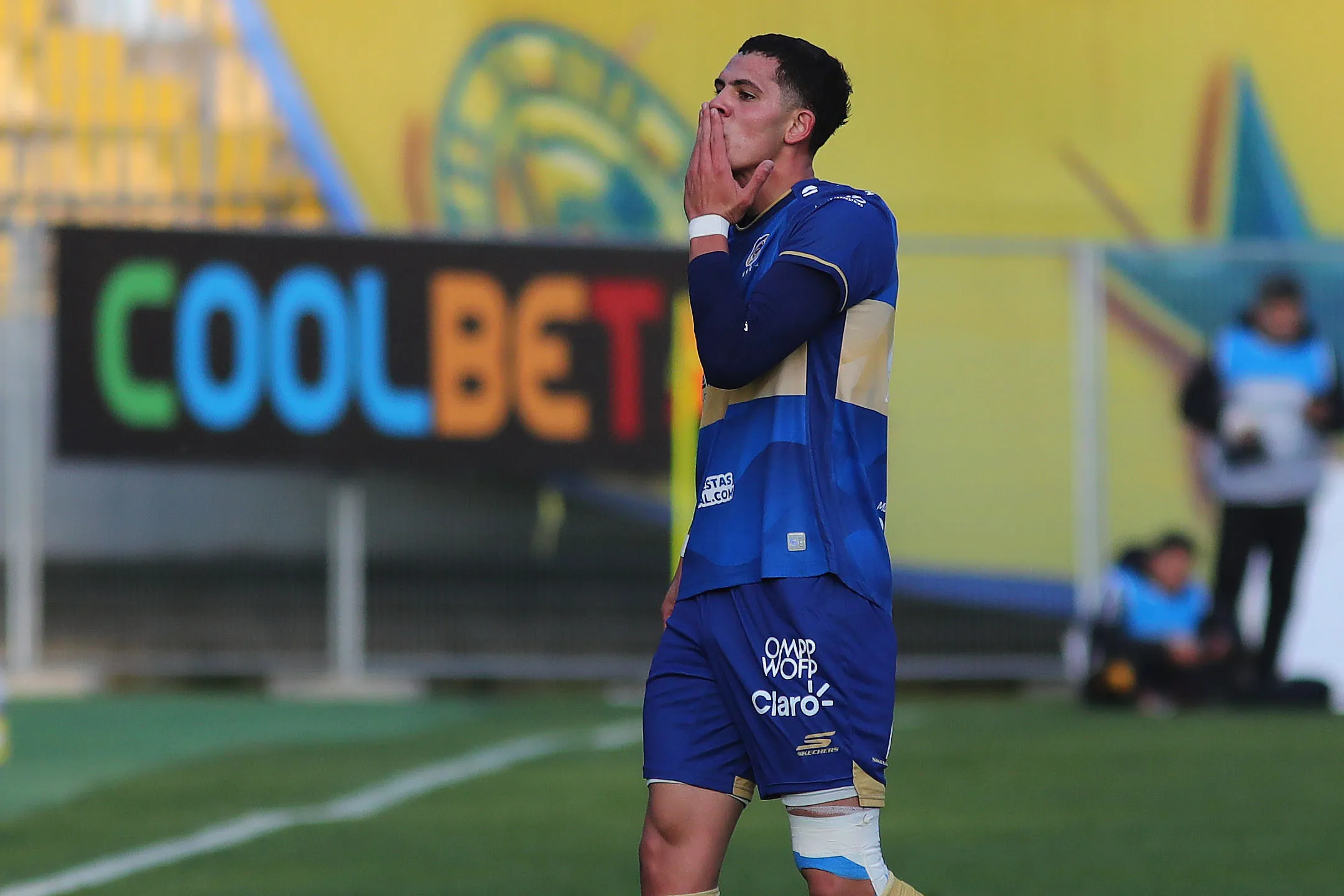 Otra imagen del emotivo festejo de Nicolás Montiel. (Manuel Lema/Photosport).