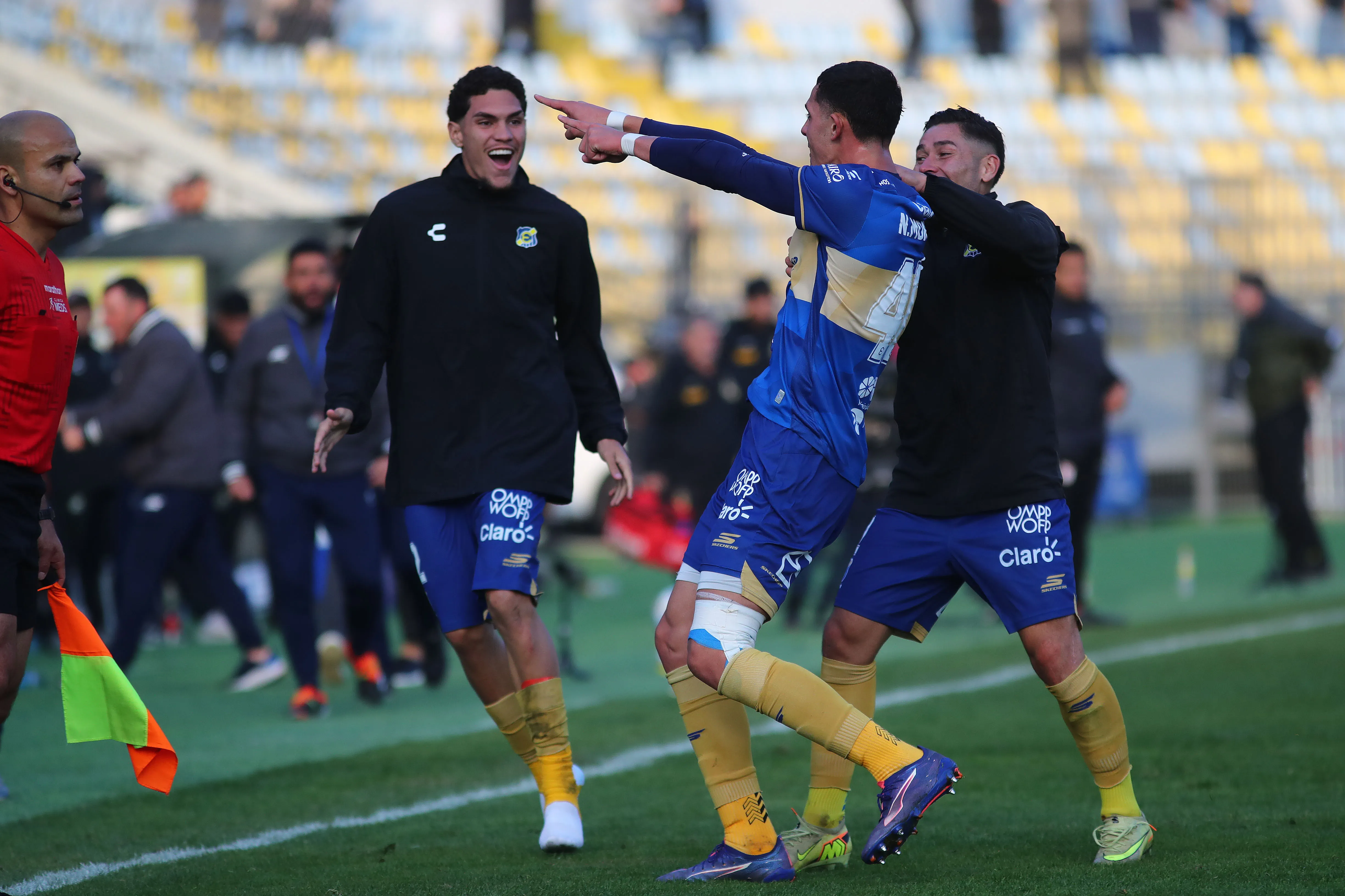 Parte del festejo de Nicolás Montiel tras su gol a Coquimbo. (Manuel Lema/Photosport).