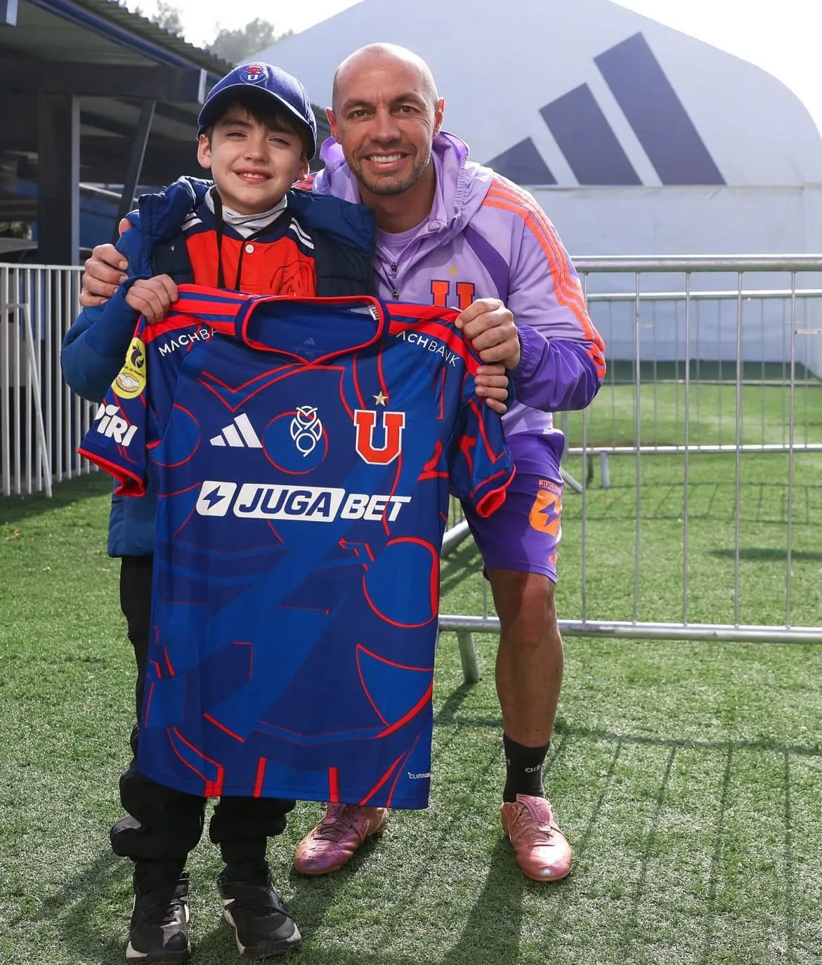 El capitán Marcelo Díaz es uno de los más querido por los niños. Foto: U de Chile.