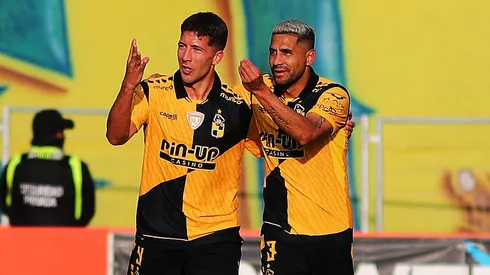 Nicolás Johansen festeja el gol que le anotó a Everton junto a Manuel Fernández.