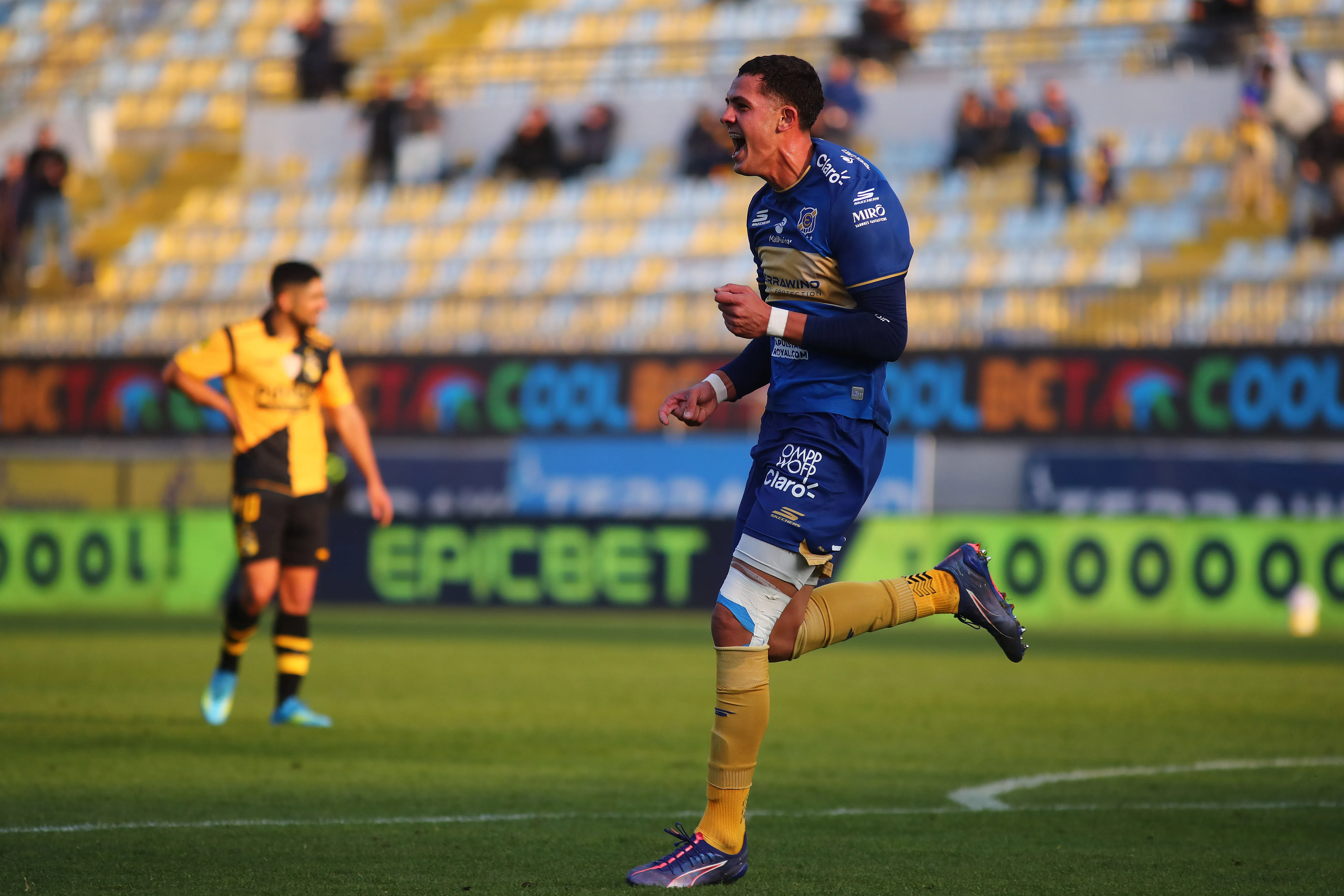 Nicolás Montiel celebra su gol y de fondo se ve a Guido Vadalá. (Manuel Lema/Photosport).