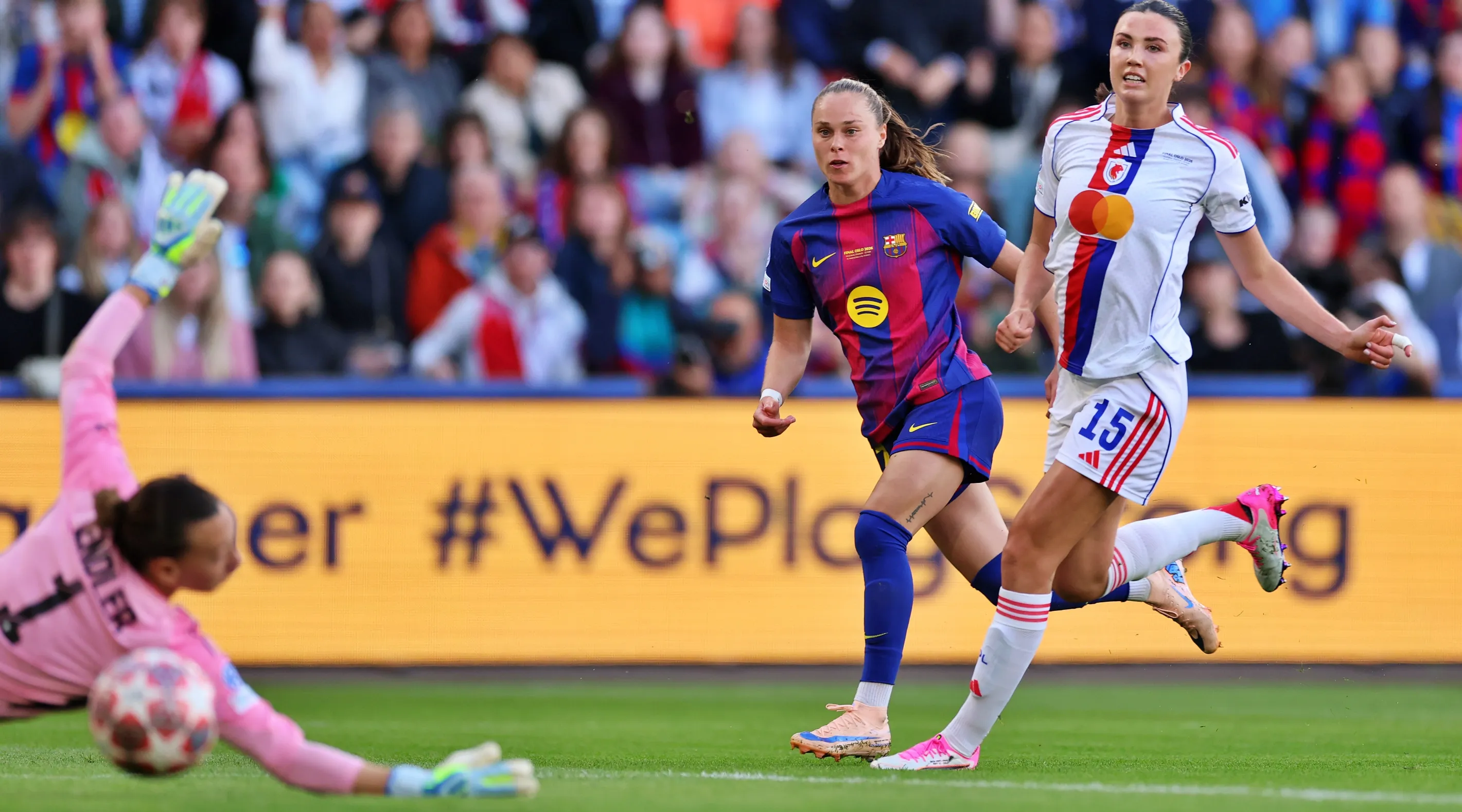 Christiane Endler poco pudo hacer ante el poderío de Barcelona en esta final de UEFA Champions League Femenina. | Foto: Getty Images.