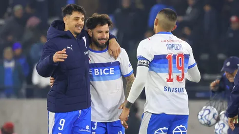 Fernando Zampedri, Keno Mena y Branco Ampuero celebran el triunfo vs Barcelona.