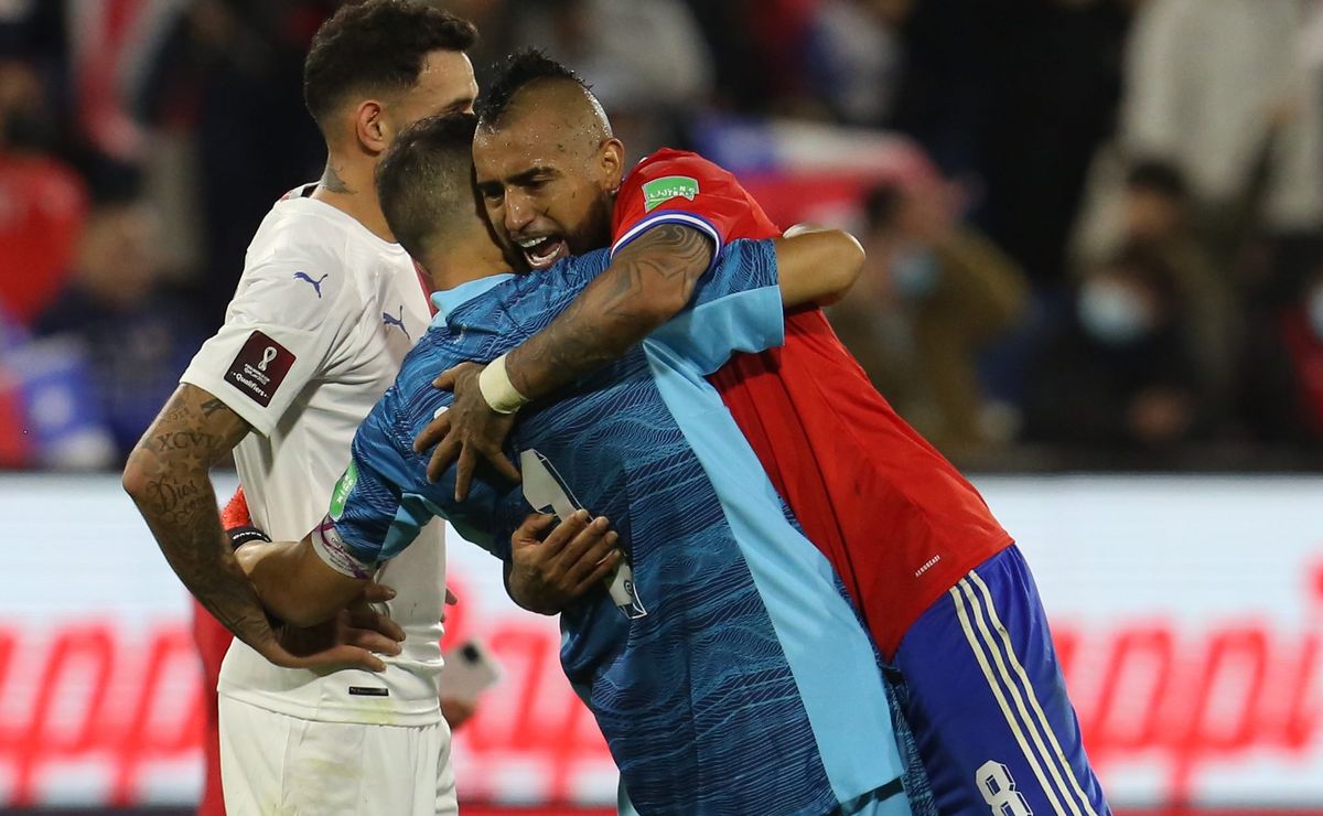 Claudio Bravo celebra a Arturo Vidal en medio de la polémica semana fuera de las canchas
