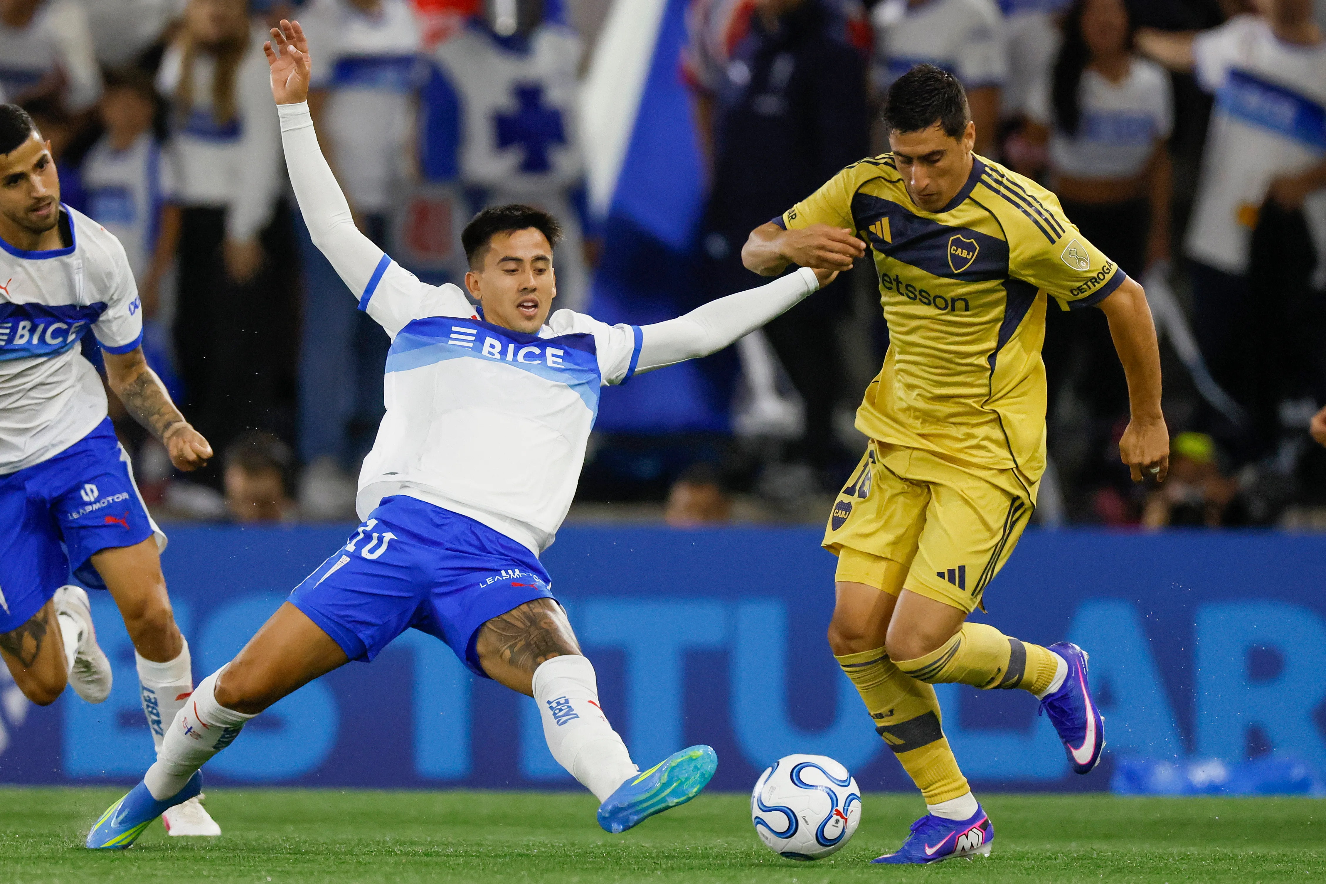 Palavecino intenta frenar a Miguel Merentiel. (Andres Pina/Photosport).