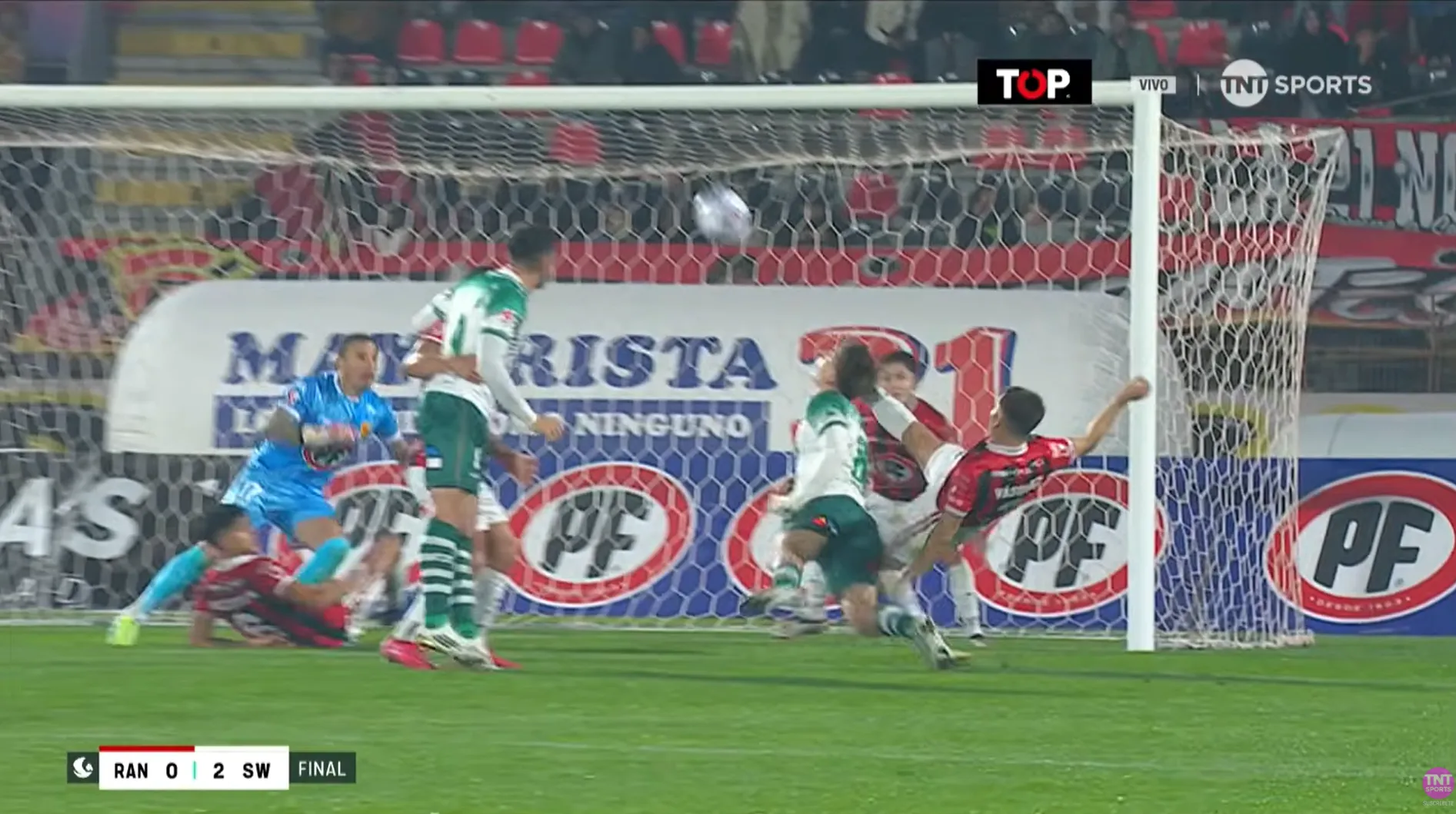 La jugada de Vásquez ante Joaquín Silva. (Captura TNT Sports).