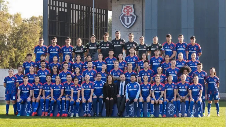 La U celebró sus 99 años con postal con todos sus jugadores