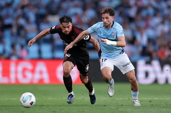 Alexis Sánchez y Gabriel Suazo no pudieron hacer nada par evitar la derrota del Sevilla ante Celta de Vigo. Foto: Getty Images.