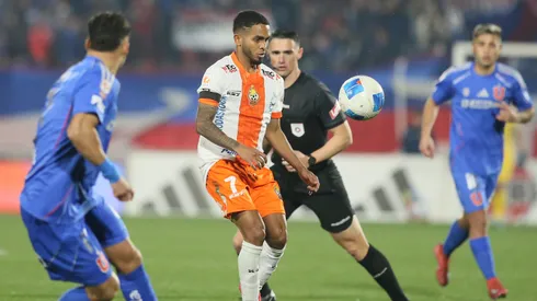 El panameño César Yanis ante la U de Chile en el Estadio Nacional.