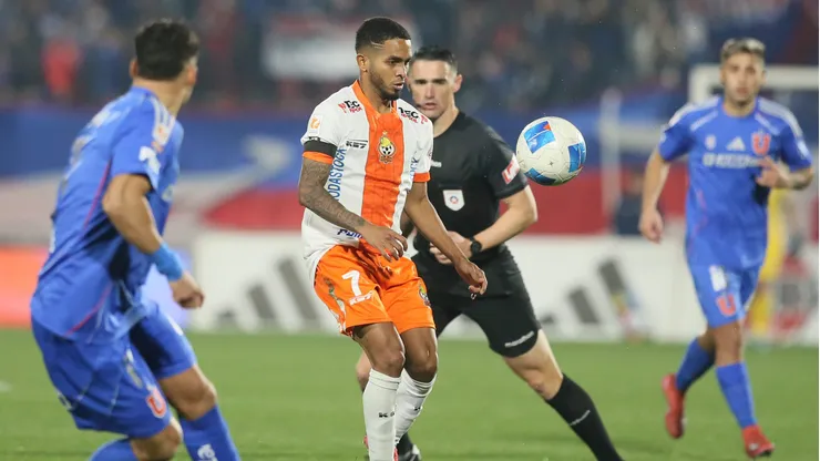 El panameño César Yanis ante la U de Chile en el Estadio Nacional.