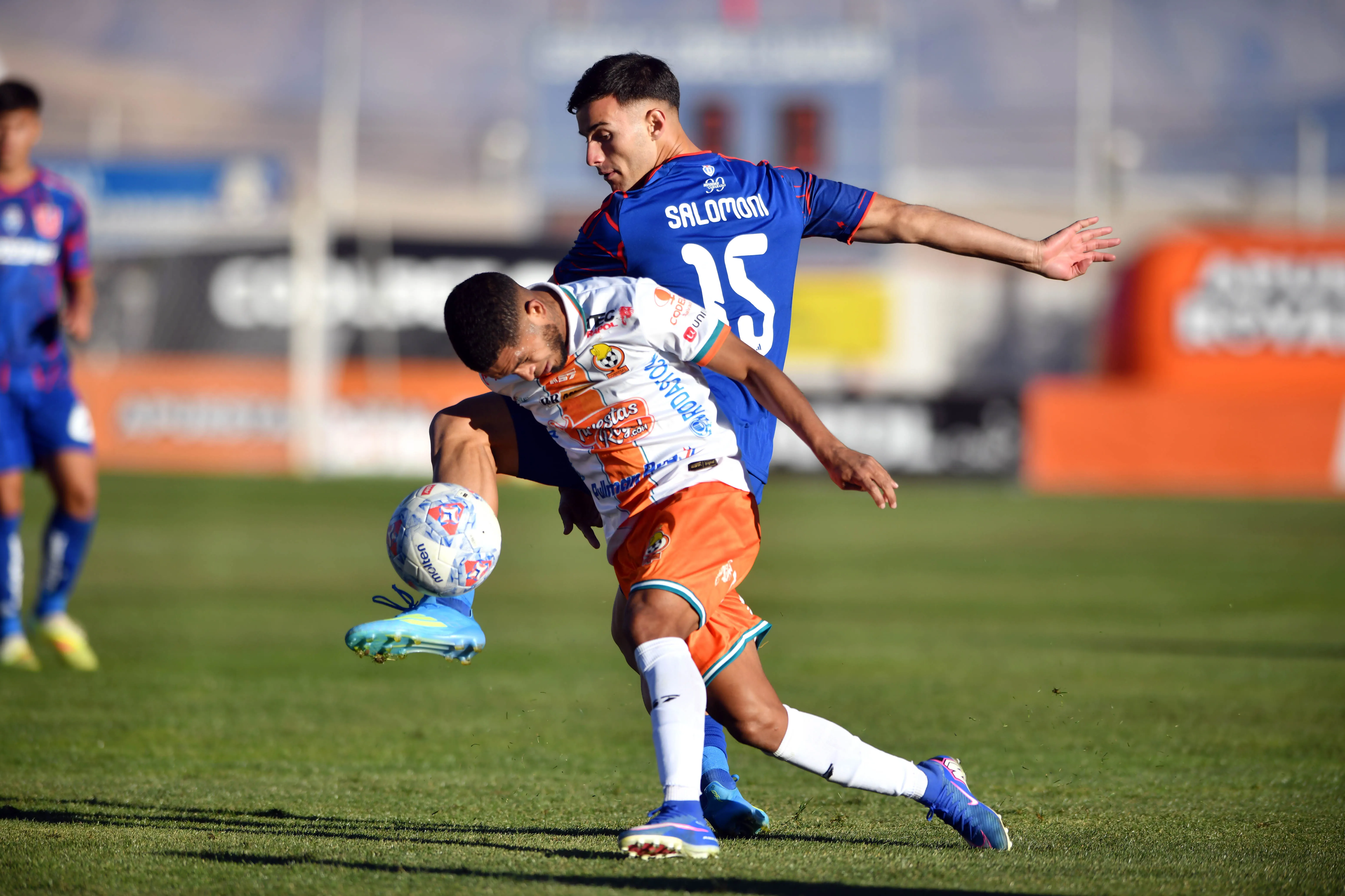 César Yanis lucha un balón con el argentino de la U Felipe Salomoni. (Alejandro Pizarro Ubilla/Photosport).