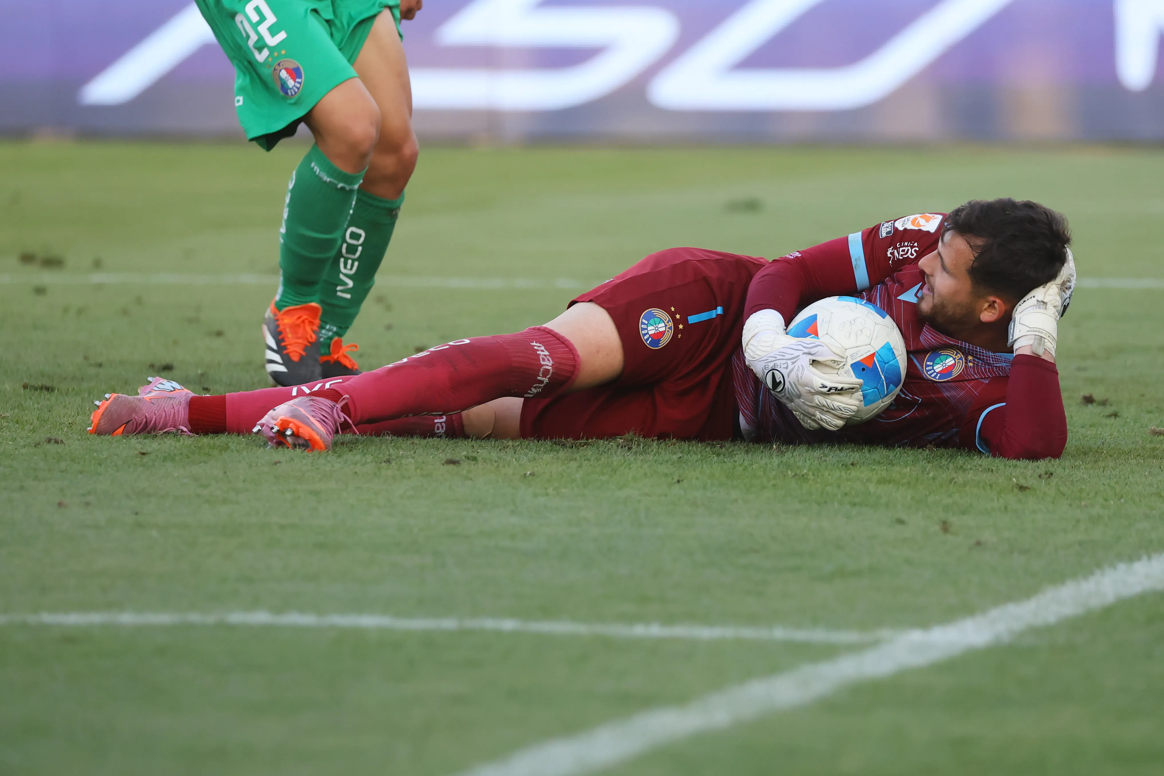 Tomás Ahumada y un gesto que hizo ante Colo Colo y replicó ante Barracas Central. (Jonnathan Oyarzun/Photosport).