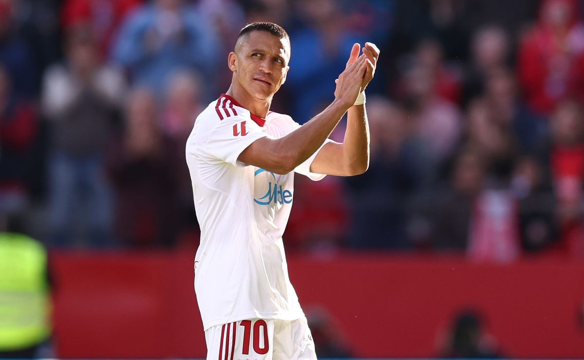 Alexis Sánchez se despide de Sevilla entre aplausos de la prensa española: “Vino para lo que hizo”