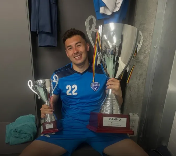 Pablo Brito luce el título de campeón y el trofeo que se llevó cada jugador. (Captura Chilenos x el Mundo).