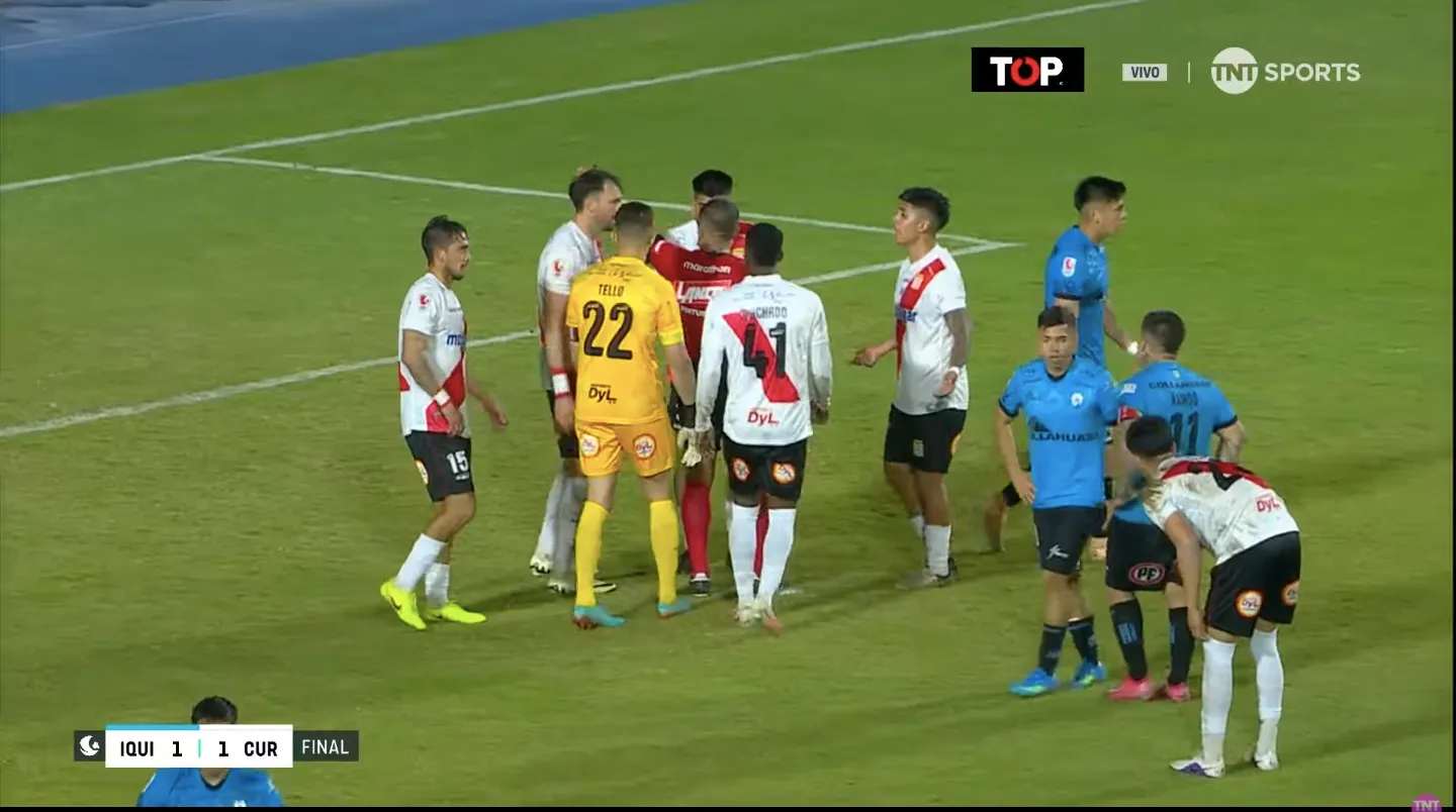 Todo Curicó reclamó el penal a Saravia.