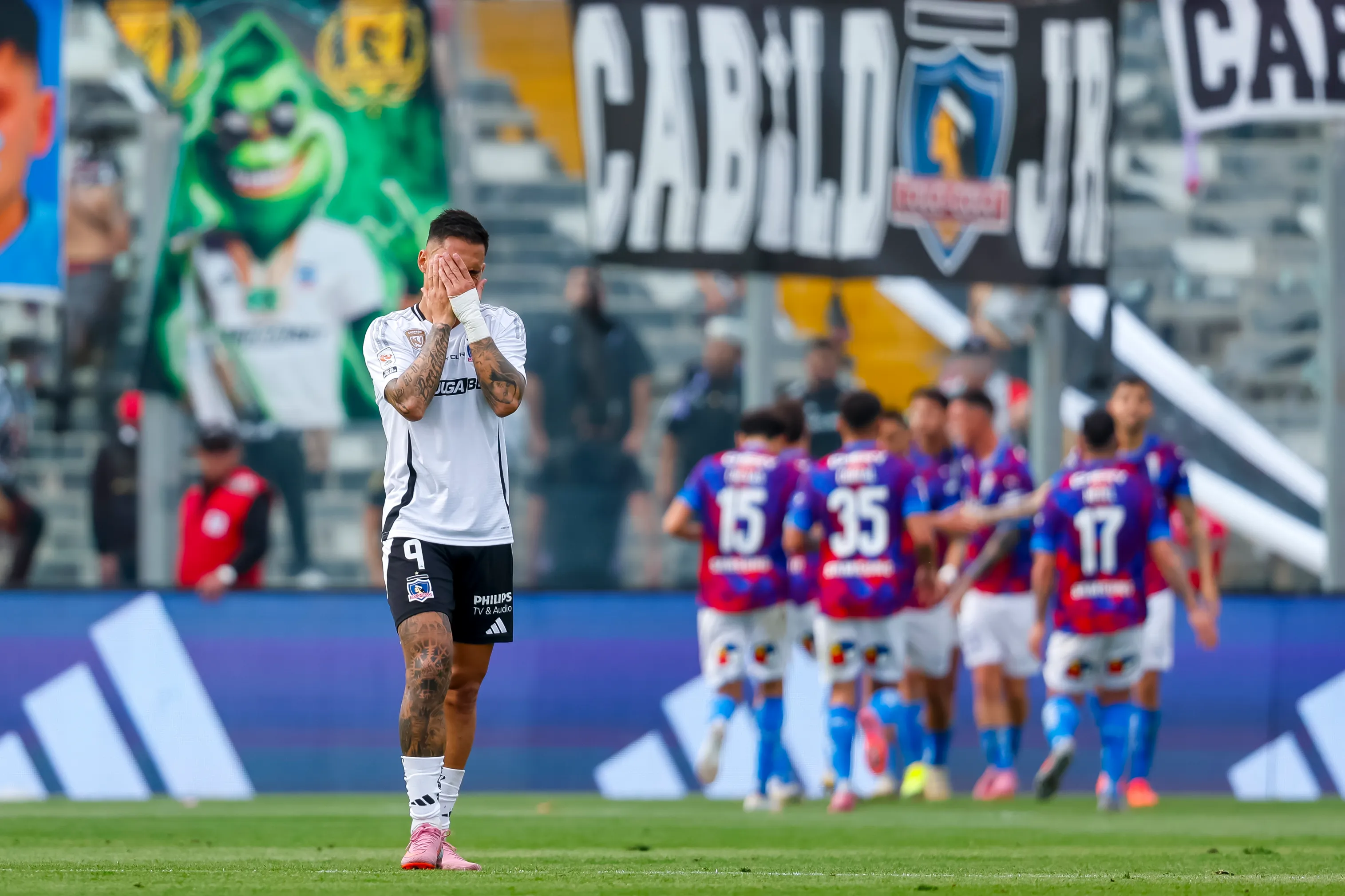 La última vez que Colo Colo y Universidad Católica se enfrentaron, fue goleada de la UC por 4 a 1 en el Monumental. Foto: Photosport.