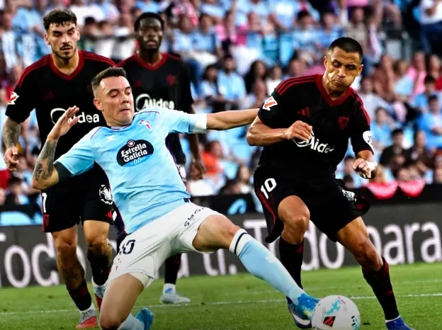 Alexis Sánchez jugó hasta el minuto 64, cuando le dejó su lugar al franco-argentino Neal Maupay. (Foto: Sevilla).