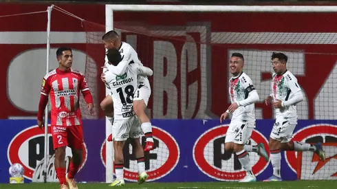 Gonzalo Tapia festeja uno de los dos goles que le anotó a los Cementeros.