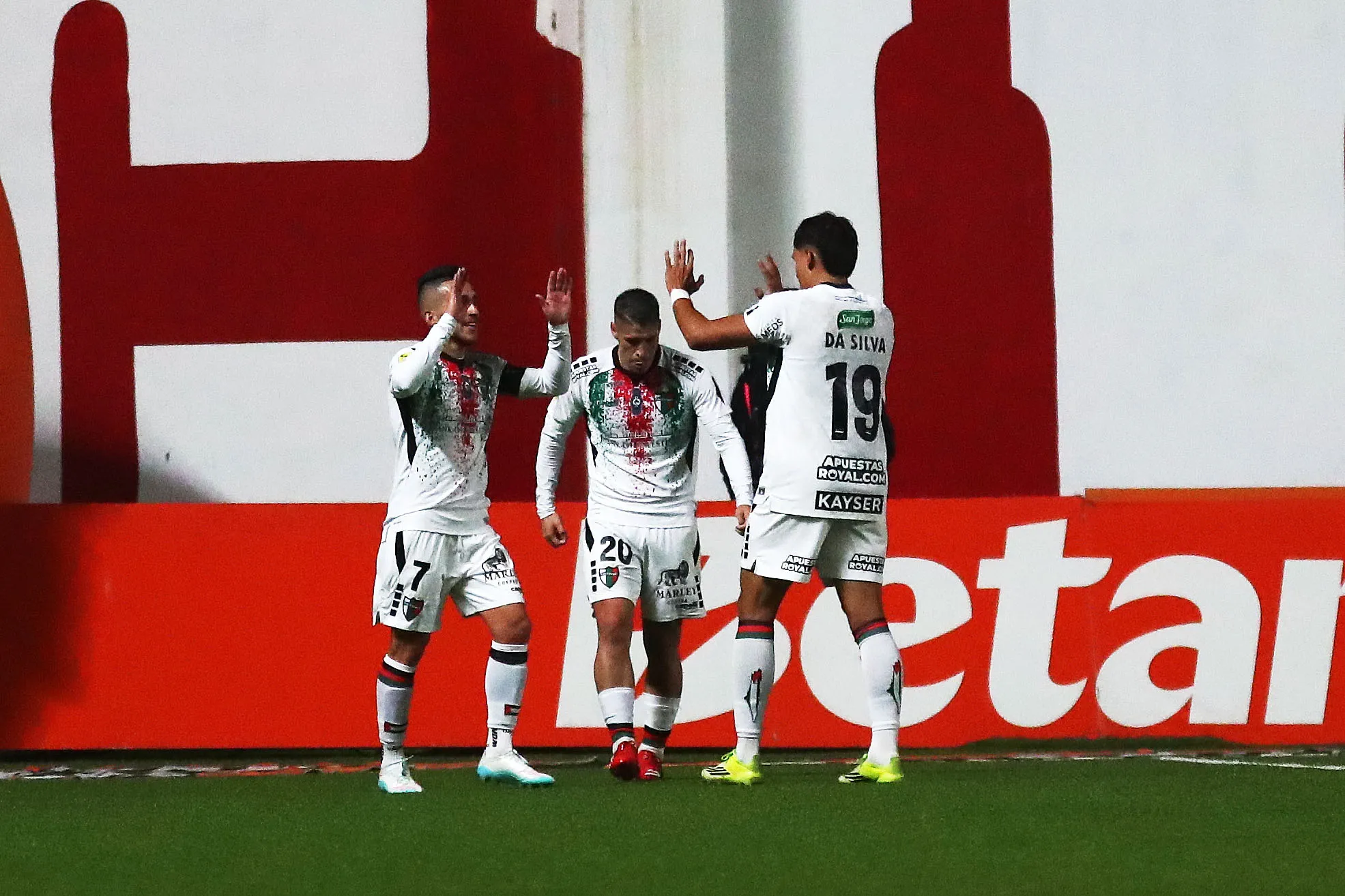 Otra imagen del festejo del Tino en el Nicolás Chahuán Nazar. (Manuel Lema/Photosport).