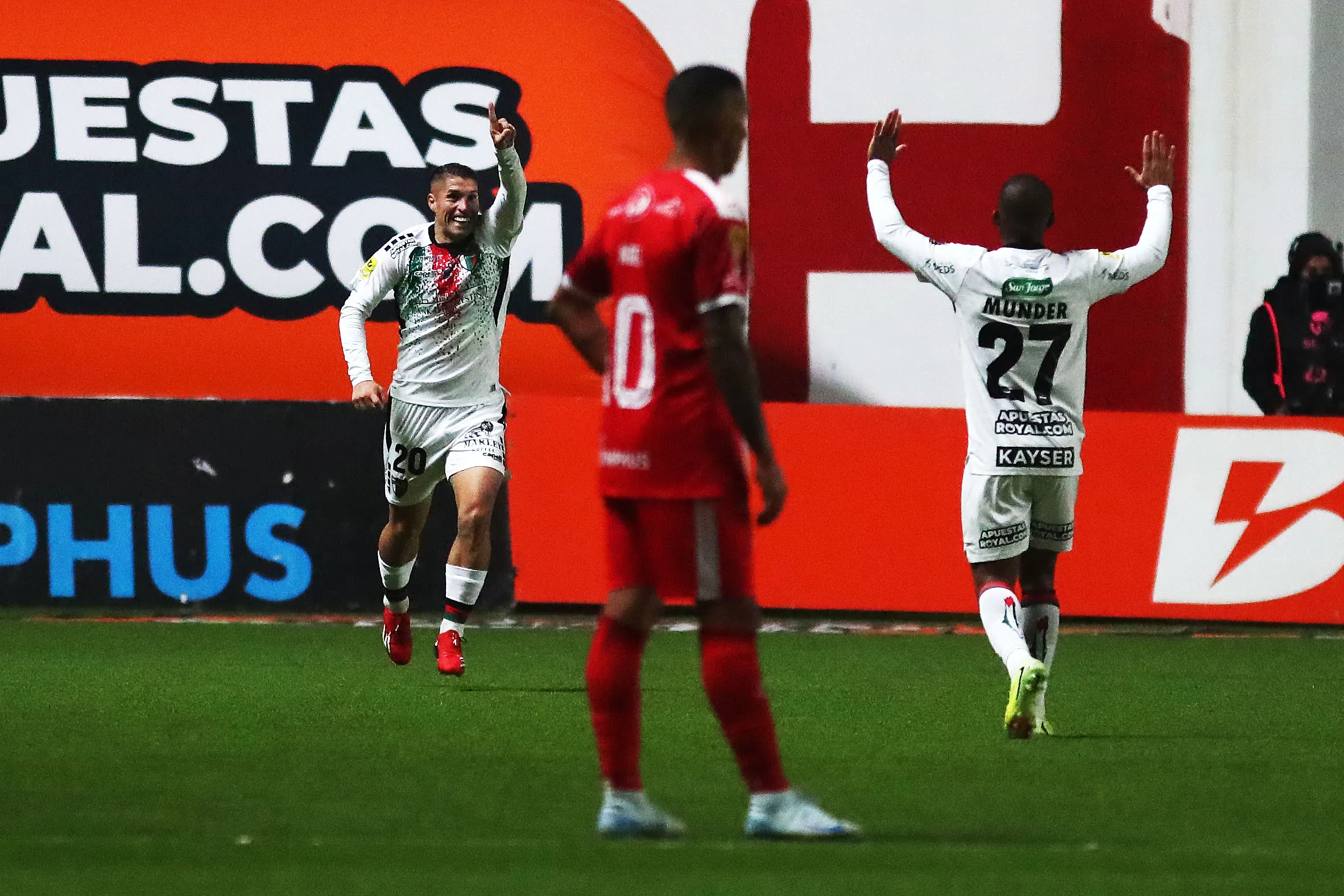 Gonzalo Tapia celebra junto a César Munder. (Manuel Lema/Photosport).