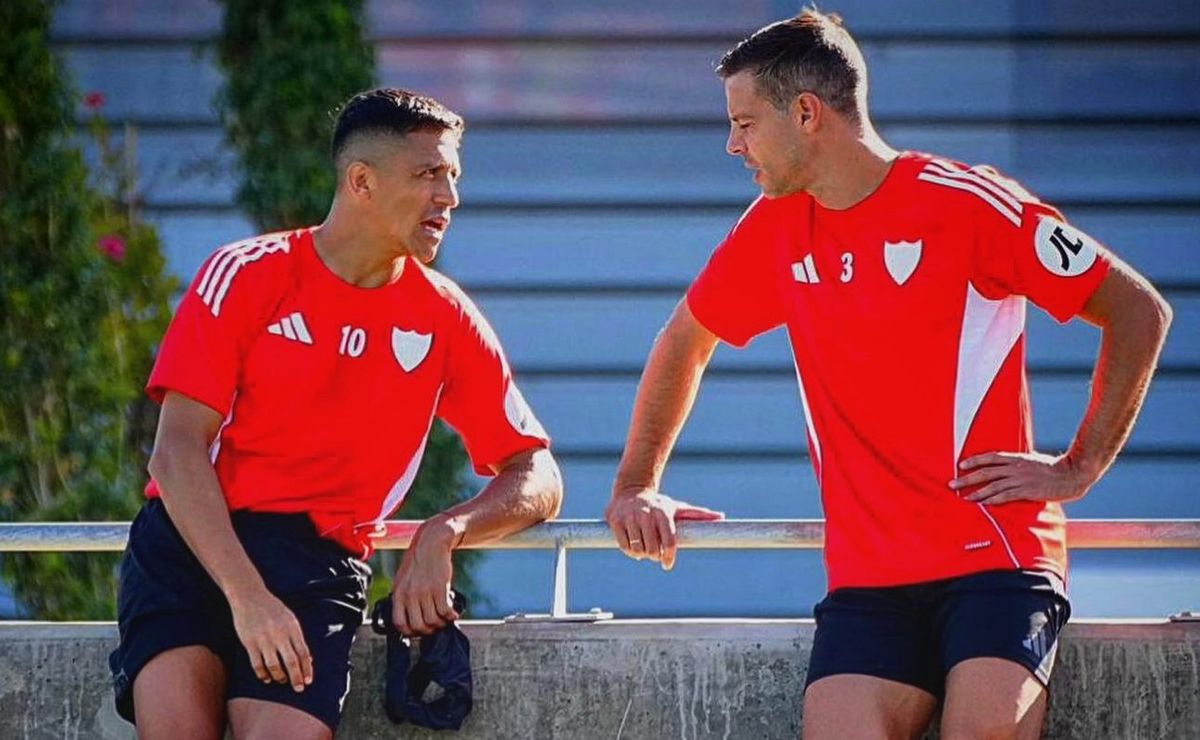 Alexis saca el habla con un emotivo adiós en Sevilla: “Como rival eras muy pesado conmigo”